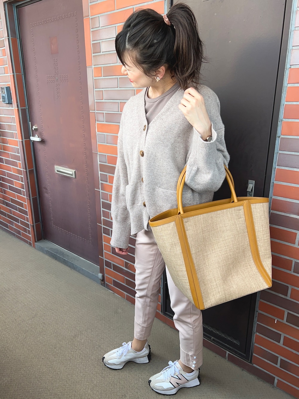 「ミラオーウェン、トートバッグ、お仕事コーデ」｜「Spick & Spanのアイテム（カーディガン/ボレロ、ベージュ系）」を使った、chaozu/chami さん（レディース・160cm）の春コーディネートの1枚目の写真