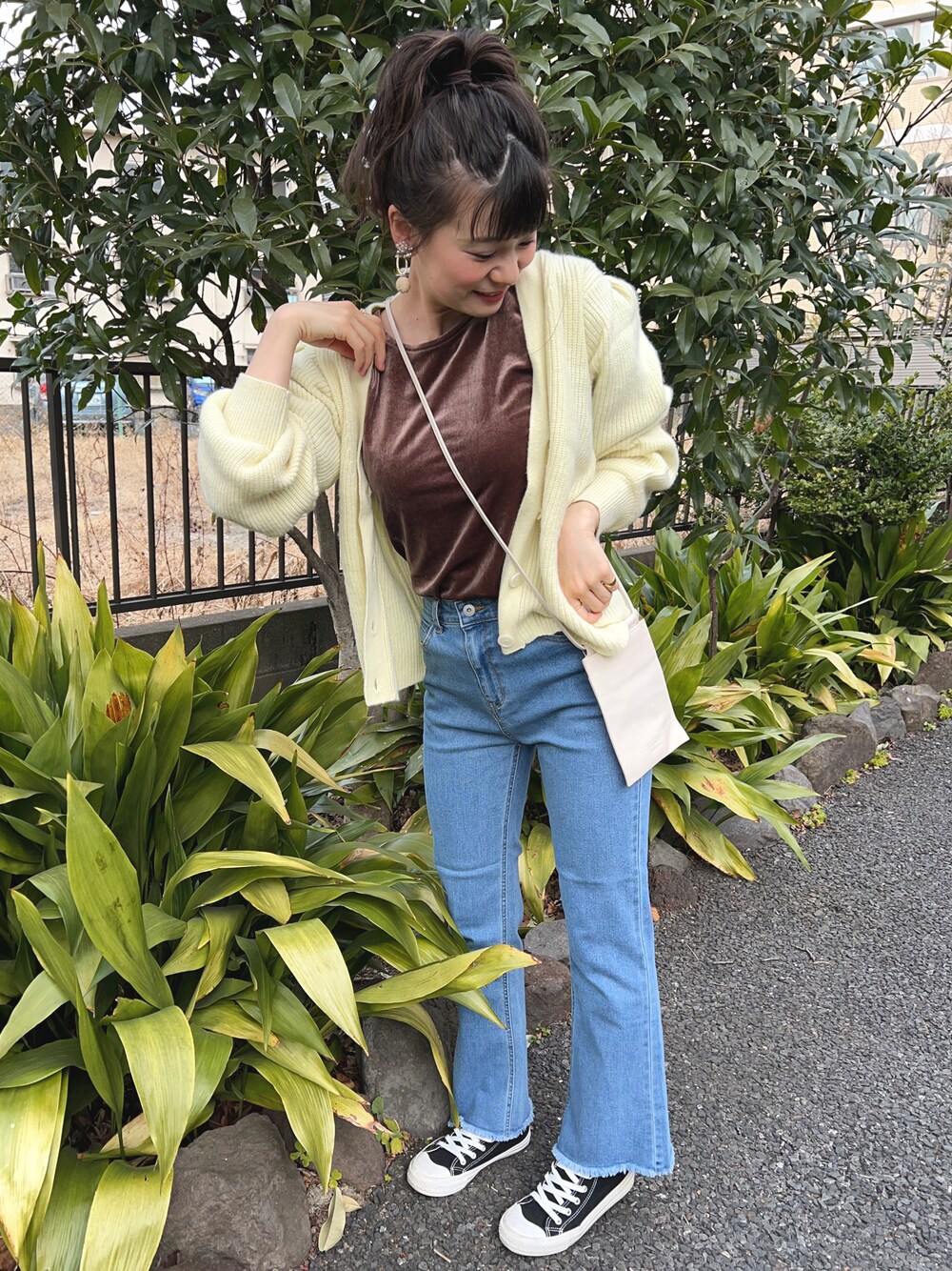 「ベロア、カジュアルコーデ」｜「earth music&ecologyのアイテム（その他トップス、ブラウン系）」を使った、chaozu/chami さん（レディース・160cm）の冬コーディネートの1枚目の写真