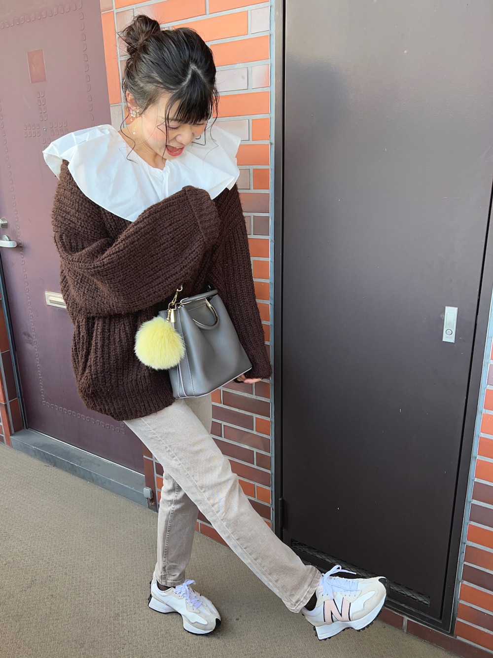 「ブラウス×デニム」｜「ANEMONEのアイテム（ショルダーバッグ、グレー系）」を使った、chaozu/chami さん（レディース・160cm）の冬コーディネートの1枚目の写真