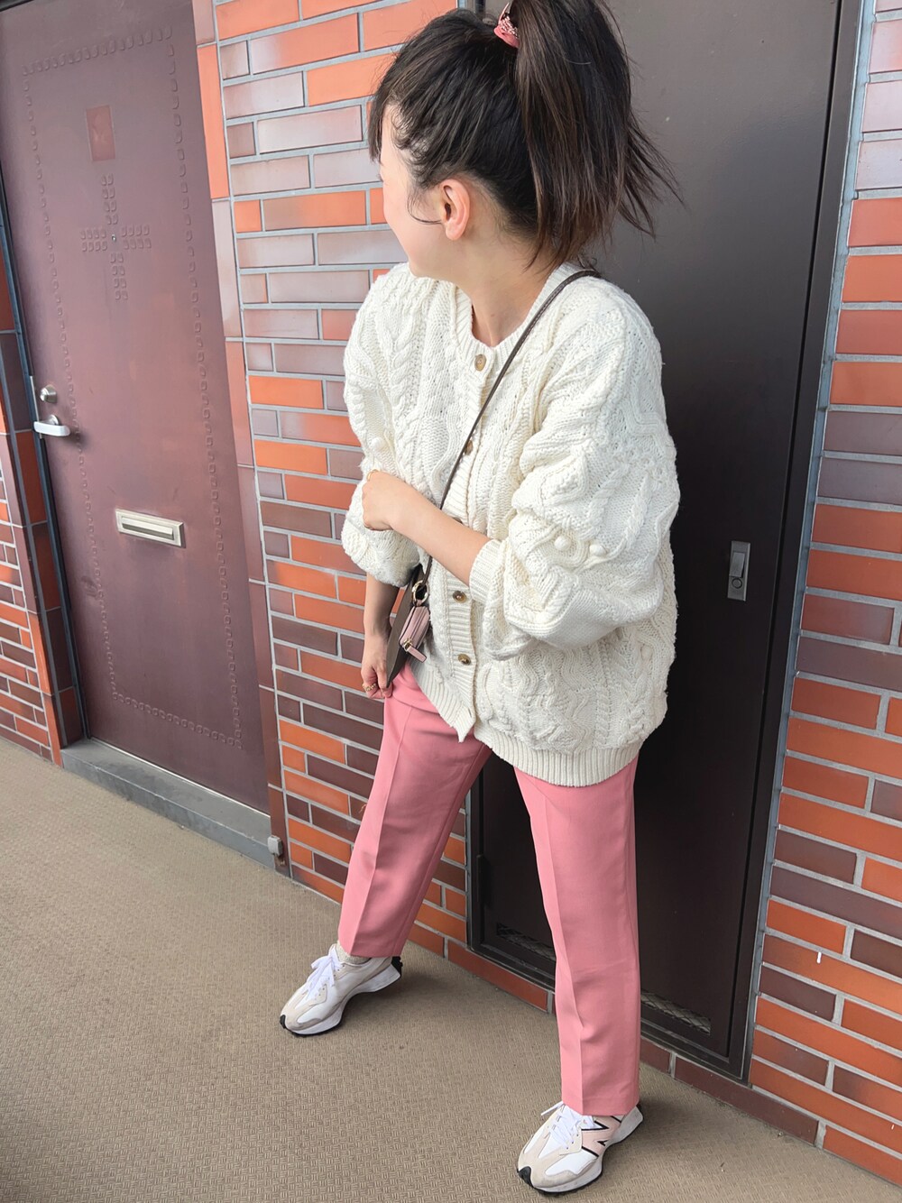 「春服、春服コーデ、大人可愛い、ピンクパンツ」｜「niko and...のアイテム（ニット/セーター、ホワイト系）」を使った、chaozu/chami さん（レディース・160cm）の春コーディネートの1枚目の写真