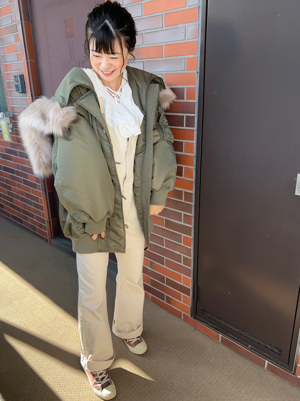 「サロペット、スナイデル」｜「w closetのアイテム（MA-1、グリーン系）」を使った、chaozu/chami さん（レディース・160cm）の冬コーディネートの1枚目の写真