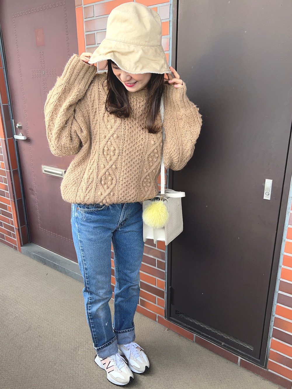 「デニムコーデ、ベージュニット、カジュアルスタイル、ほめられ本命コーデ」｜「GLOBAL WORKのアイテム（ハット、ベージュ系）」を使った、chaozu/chami さん（レディース・160cm）の冬コーディネートの1枚目の写真