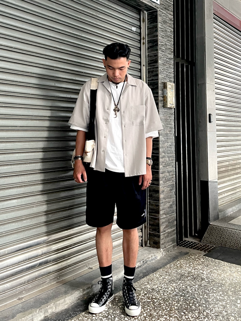 「NAUTICAのアイテム（カーゴパンツ、ブラック系）」を使った、Dylanさん（メンズ・181cm）の春コーディネートの1枚目の写真