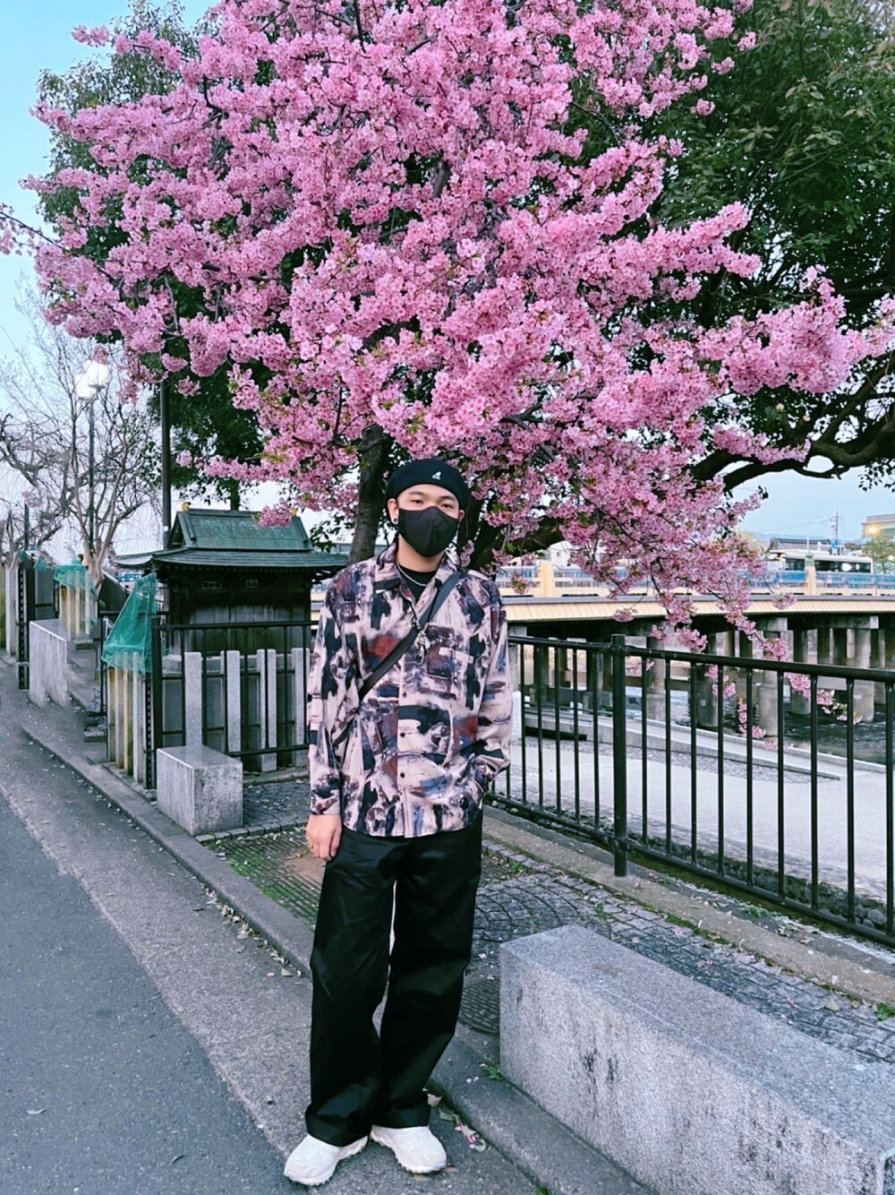 「Buzz Rickson'sのアイテム（チノパンツ、ブラック系）」を使った、Dylanさん（メンズ・181cm）の春コーディネートの1枚目の写真