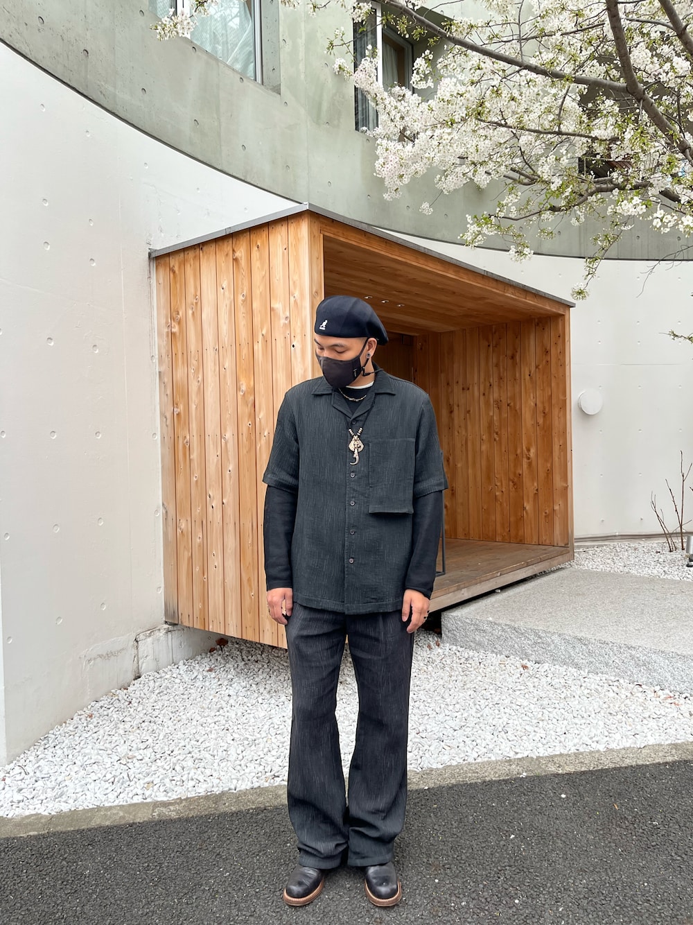 「TAAKKのアイテム（チノパンツ、ブラック系）」を使った、Dylanさん（メンズ・181cm）の春コーディネートの1枚目の写真