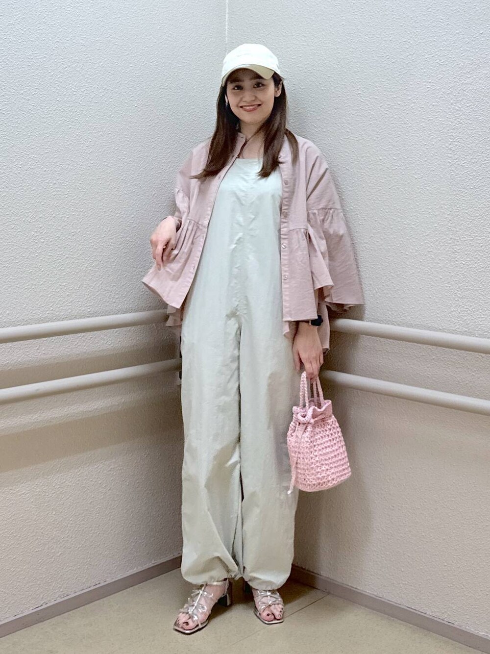 「ゆったり、女子ウケ、着痩せ・細見え、オーバーサイズ、休日コーデ、デート/ロマンティック、大人女子カジュアル_LOWRYS FARM、サロペット、キャップ、女子会、女子旅、旅行、春コーデ、夏コーデ、シャツ」｜「LOWRYS FARMの102580（キャップ、ベージュ系）」を使った、emiriさん（レディース・158cm）の春コーディネートの1枚目の写真