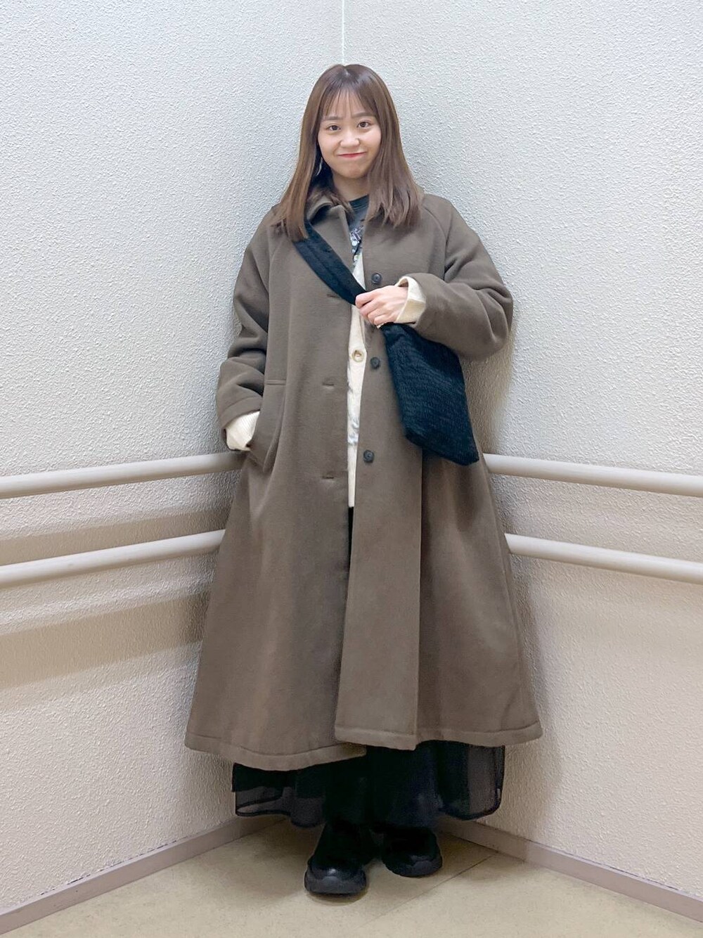 「着痩せ・細見え、ゆったり、オーバーサイズ、休日コーデ、デート/ロマンティック、大人女子カジュアル_LOWRYS FARM、冬コーデ、女子会、女子ウケ、女子旅、コート、カーディガン、ニット」｜「LOWRYS FARMのメリノウールステンコート　906737（ノーカラーコート、ブラウン系）」を使った、emiriさん（レディース・158cm）の冬コーディネートの1枚目の写真