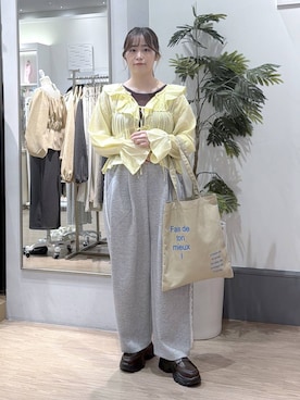 「LOWRYS FARM（ローリーズファーム）のカットイージーコクーンパンツ　292362（スウェットパンツ、グレー系）」を使った、emiriさん（レディース・157cm）の春コーディネート