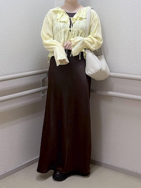 「LOWRYS FARM（ローリーズファーム）のストレッチサテンスカート　 290120（スカート、ブラウン系）」を使った、emiriさん（レディース・157cm）の春コーディネート