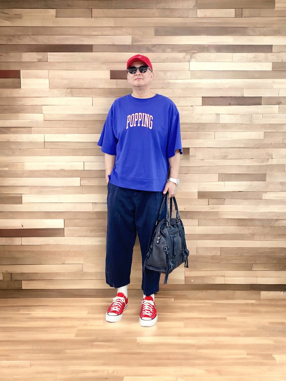 「converse、redshoes、oversize、blue、ootd」｜「CONVERSE ALL STARのアイテム（スニーカー、レッド系）」を使った、Daniel丹老爺さん（メンズ・176cm）の夏コーディネートの1枚目の写真