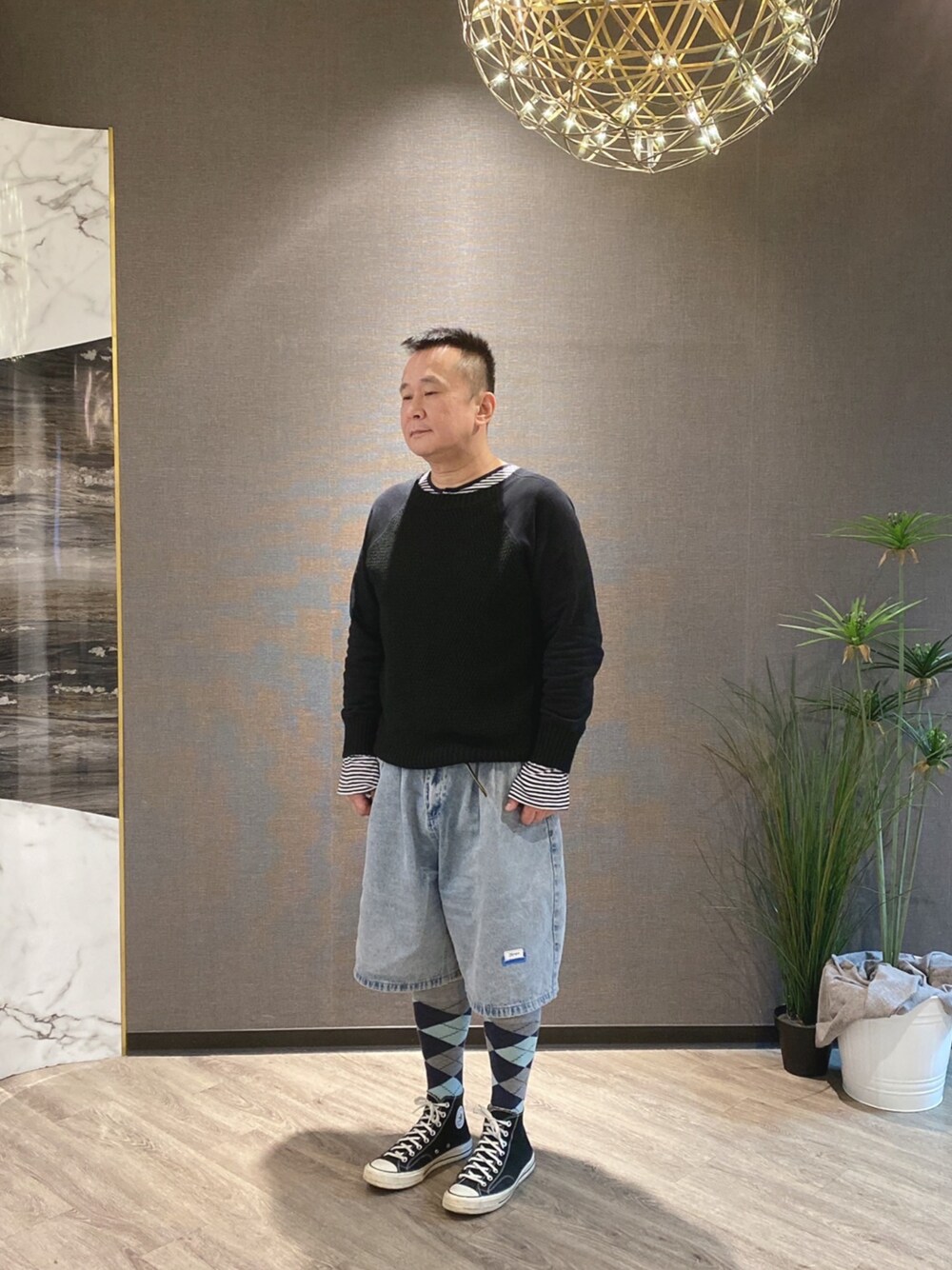 「ootd、冬服、converse、牛仔褲、鹽系風格、針織上衣、拼接、裙型褲、休閒、條紋T、ALL STAR、菱形格紋、argylecheck、工裝褲」｜「CONVERSE ALL STARのアイテム（スニーカー、ブラック系）」を使った、Daniel丹老爺さん（メンズ・176cm）の秋コーディネートの1枚目の写真
