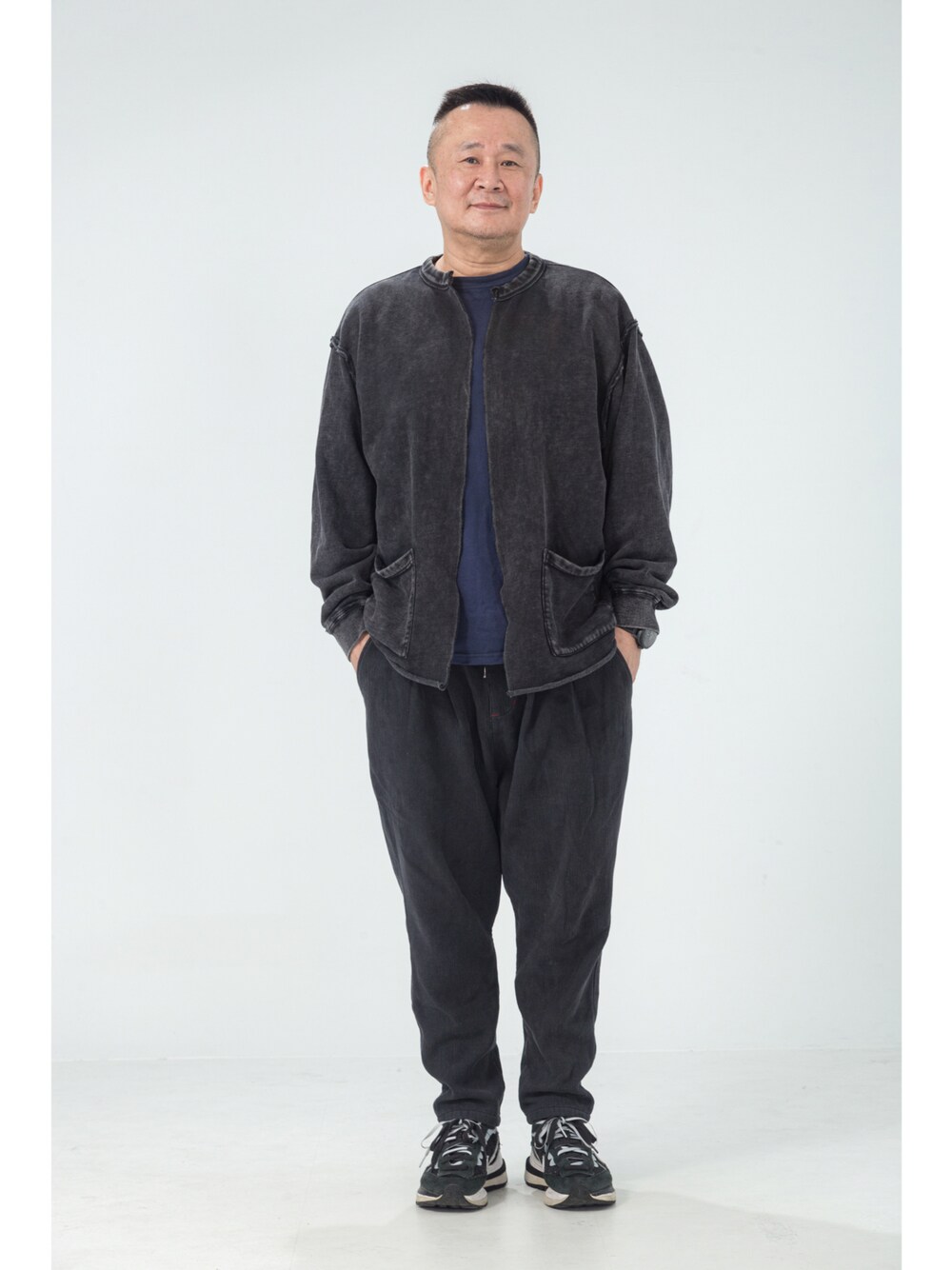「ootd、WORK NOT WORK、街頭穿搭、球鞋、oversize、nike、鹽系風格、古着MIX、autumn look、棚拍、日系極簡、休閒」｜「styleinsideのアイテム（スタジャン、ブラック系）」を使った、Daniel丹老爺さん（メンズ・176cm）の秋コーディネートの1枚目の写真