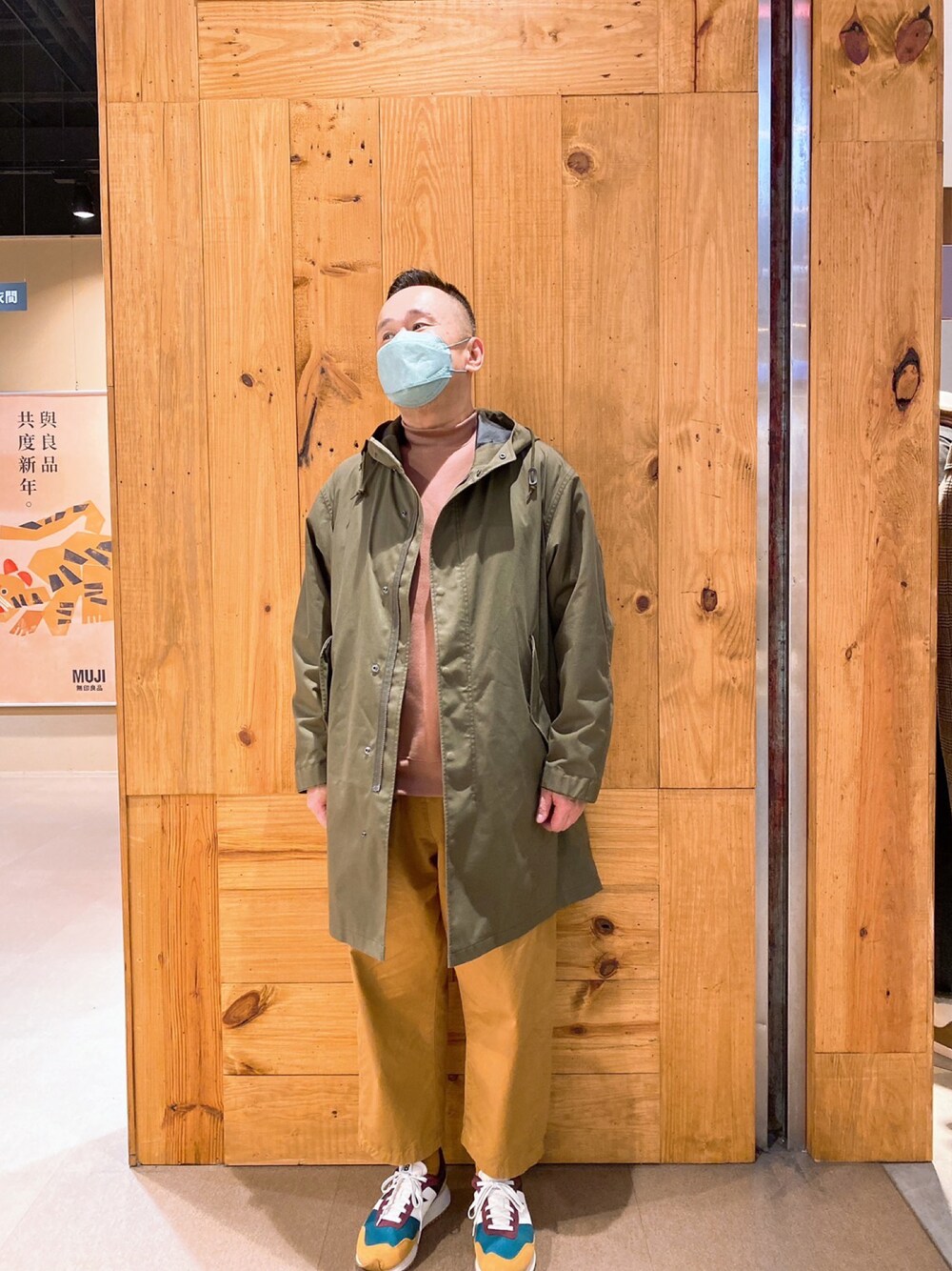 「街頭穿搭、球鞋」｜「UNIQLOのアイテム（トレンチコート、グリーン系）」を使った、Daniel丹老爺さん（メンズ・176cm）の春コーディネートの1枚目の写真