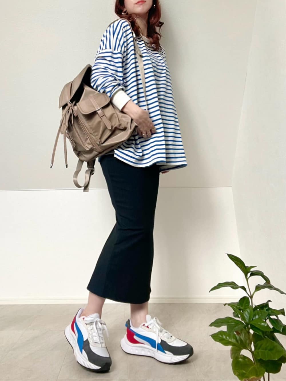 ベージュ系のバックパック/リュック、ブルー系のTシャツ/カットソー、ブラック系のスカートを着用したレディースの夏コーディネートの1枚目の写真