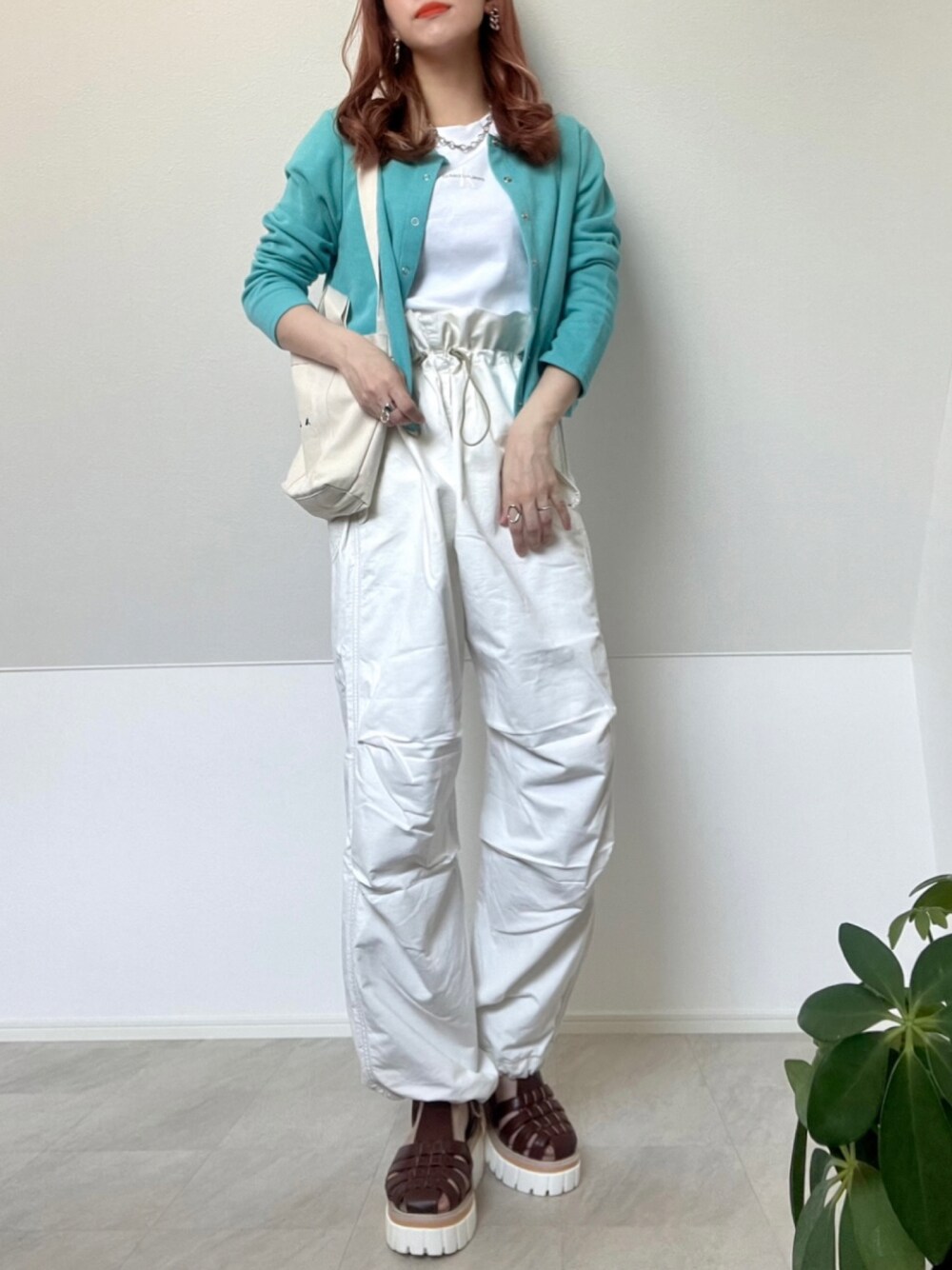 「Calvin Klein、ロゴT、パラシュートパンツ、agnes b.、アニエスベー、カラーコーデ、韓国ファッション、オトナカジュアル」｜「Calvin Kleinのモノグラム ロゴ ベイビーTシャツ（Tシャツ/カットソー、ホワイト系）」を使った、＊𝒂𝒎𝒆𝒍𝒊𝒆𝒆＊さん（レディース・158cm）の春コーディネートの1枚目の写真