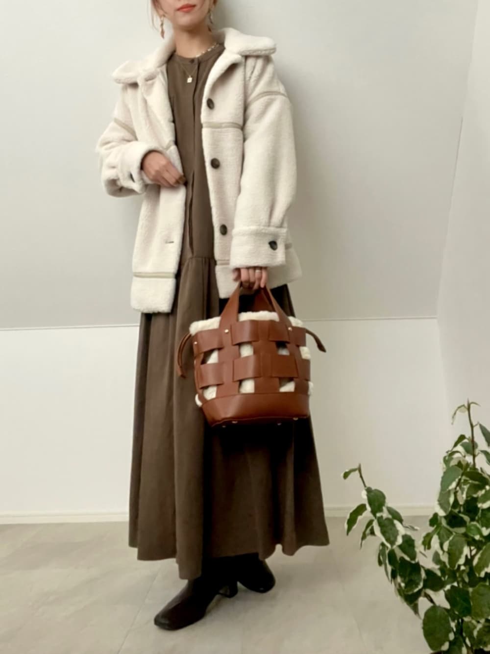「F by ROSSO、asknowasplus、淡色コーデ、florist、しまむら、GRL、シンプルコーデ、オトナカジュアル、ママコーデ、ブラウン、きれいめカジュアル、大人カジュアル、ボアジャケット、冬コーデ、ワンピース」｜「AS KNOW AS plusの◇ボアステンカラーオーバーブルゾン（ブルゾン、ホワイト系）」を使った、＊𝒂𝒎𝒆𝒍𝒊𝒆𝒆＊さん（レディース・158cm）の冬コーディネートの1枚目の写真
