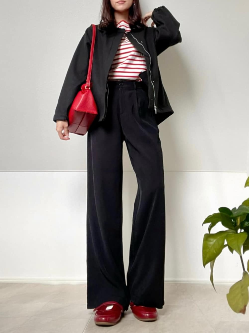 ブラック系のノーカラージャケット、レッド系のスニーカー、その他のその他を着用したレディースの秋コーディネートの1枚目の写真