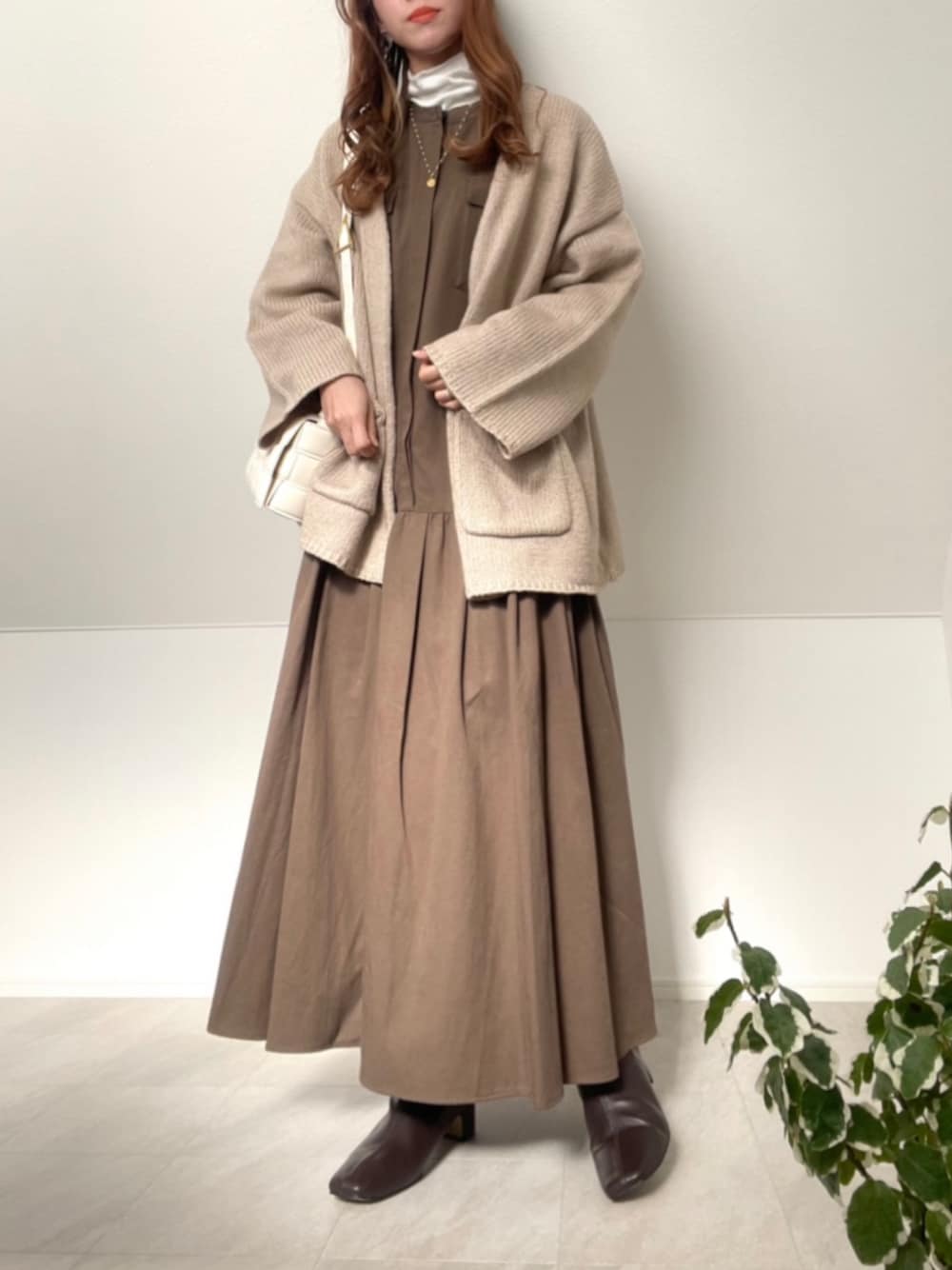 「fupel、F by ROSSO、ワンピース、シャツワンピース、ブラウン、淡色コーデ、GRL、大人カジュアル、きれいめカジュアル、ショートブーツ、シンプル、レイヤードスタイル、ママファッション、ママコーデ、リラックススタイル」｜「fupelのオーバーニットジャケットカーディガン（カーディガン/ボレロ、ベージュ系）」を使った、＊𝒂𝒎𝒆𝒍𝒊𝒆𝒆＊さん（レディース・158cm）の冬コーディネートの1枚目の写真