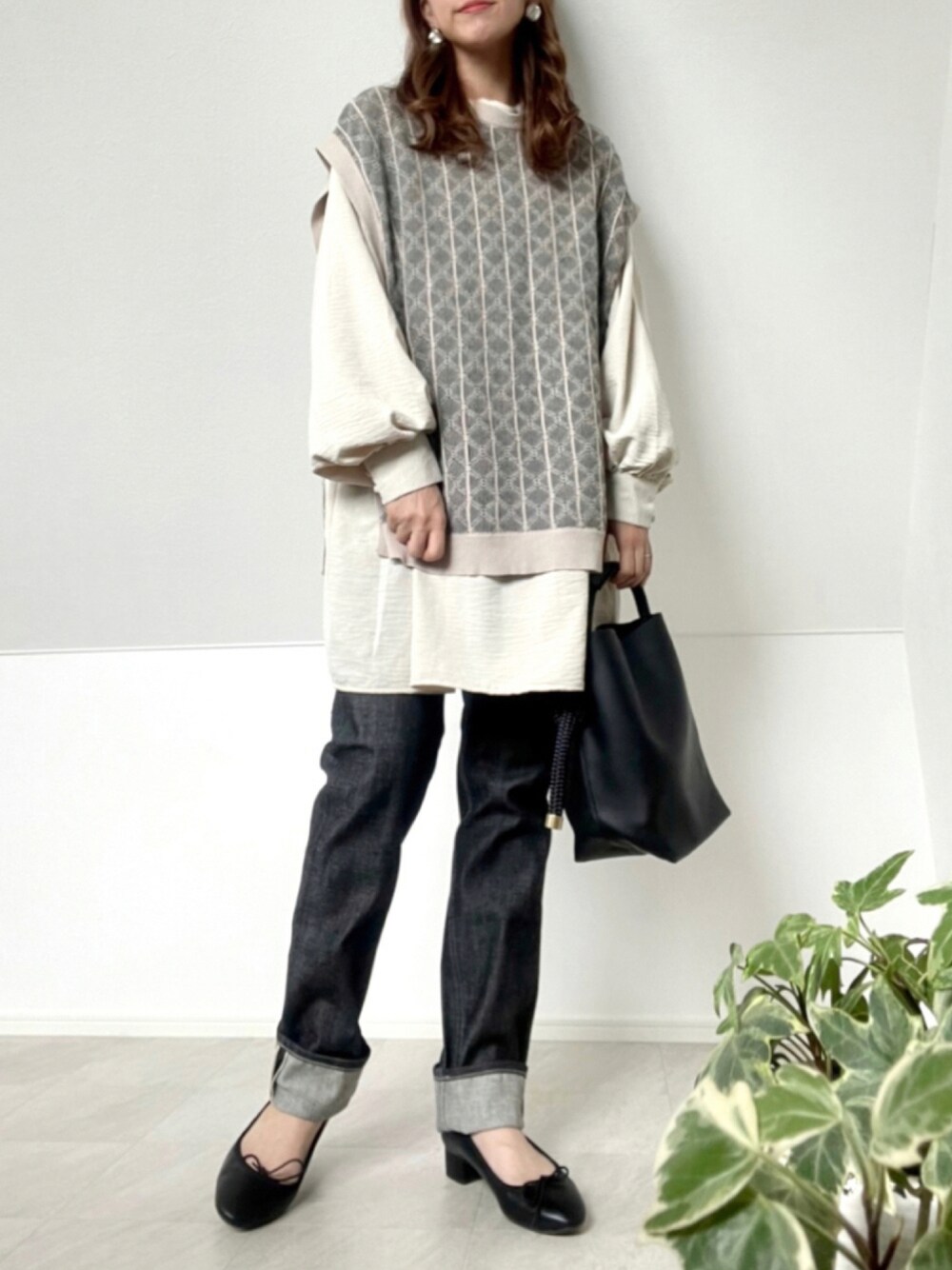 「zucca、agnes b.、デニム、AmbreNeige、ブラウス、しまむら、ニットベスト、大人カジュアル、オトナカジュアル、秋のコーデ、カジュアルコーデ、パンツスタイル、バレエシューズ、ゆるコーデ、オーバーサイズ」｜「Ambre Neigeのギャザーボリュームブラウス／【WEB/EC限定商品】（シャツ/ブラウス、ホワイト系）」を使った、＊𝒂𝒎𝒆𝒍𝒊𝒆𝒆＊さん（レディース・158cm）の秋コーディネートの1枚目の写真