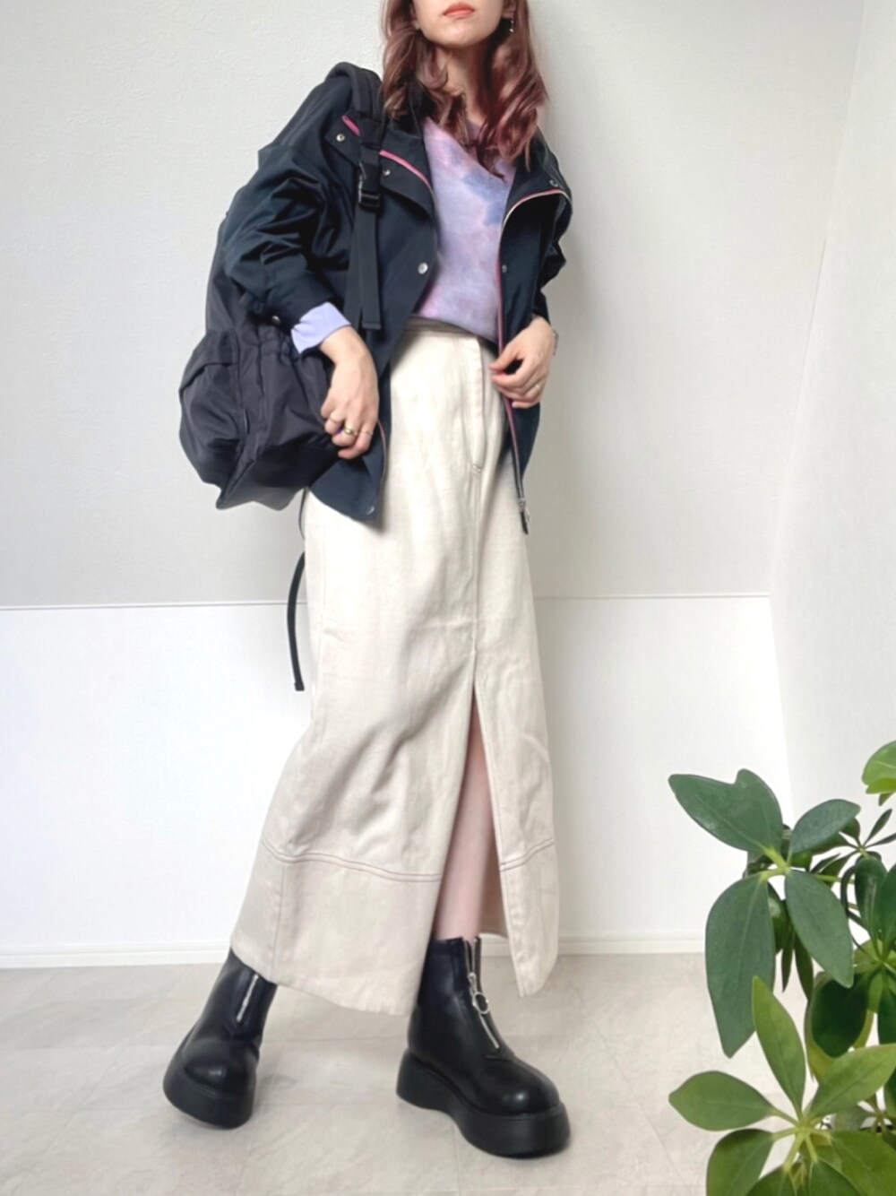 ブルー系のブルゾン、パープル系のTシャツ/カットソー、ホワイト系のデニムスカートを着用したレディースの秋コーディネートの1枚目の写真