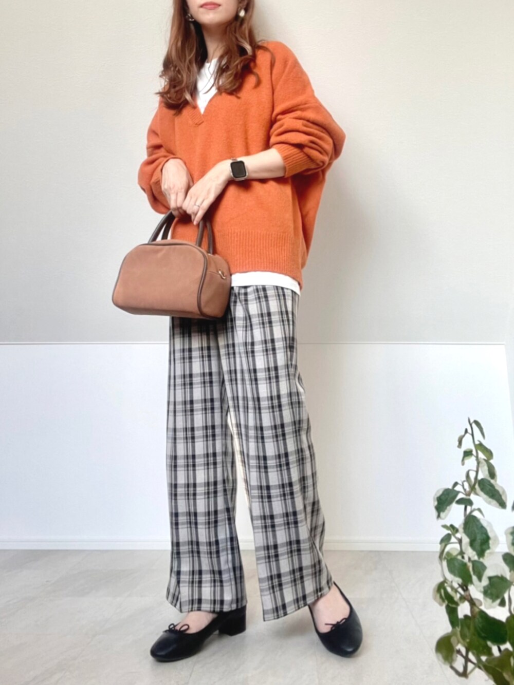 「ANGIE VINTAGE、カラーコーデ、パンツスタイル、カジュアルスタイル、大人カジュアル、しまむら、レイヤードスタイル、秋服」｜「ANGIEの【2022年秋冬新色追加】オーバーサイズ 深Vネックニットプルオーバー（ニット/セーター、オレンジ系）」を使った、＊𝒂𝒎𝒆𝒍𝒊𝒆𝒆＊さん（レディース・158cm）の秋コーディネートの1枚目の写真