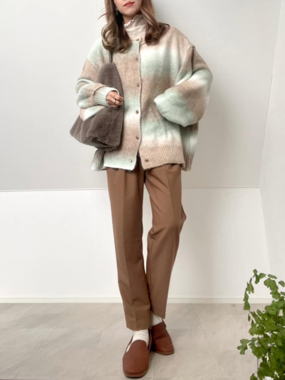 グリーン系のカーディガン/ボレロ、ブラウン系のその他パンツ、ブラウン系のパンプスを着用したレディースの秋コーディネートの1枚目の写真