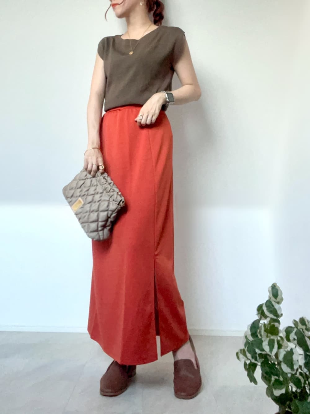 「ANGIE VINTAGE、Q♥︎、キルティング、シンプルコーデ、大人カジュアル、カラーコーデ、clarks、クラークス、秋服準備はじめました、CENE、タイトスカート、大人コーデ、きれいめカジュアル、通勤コーデ」｜「ANGIEのポンチスリットタイトスカート（スカート、オレンジ系）」を使った、＊𝒂𝒎𝒆𝒍𝒊𝒆𝒆＊さん（レディース・158cm）の夏コーディネートの1枚目の写真