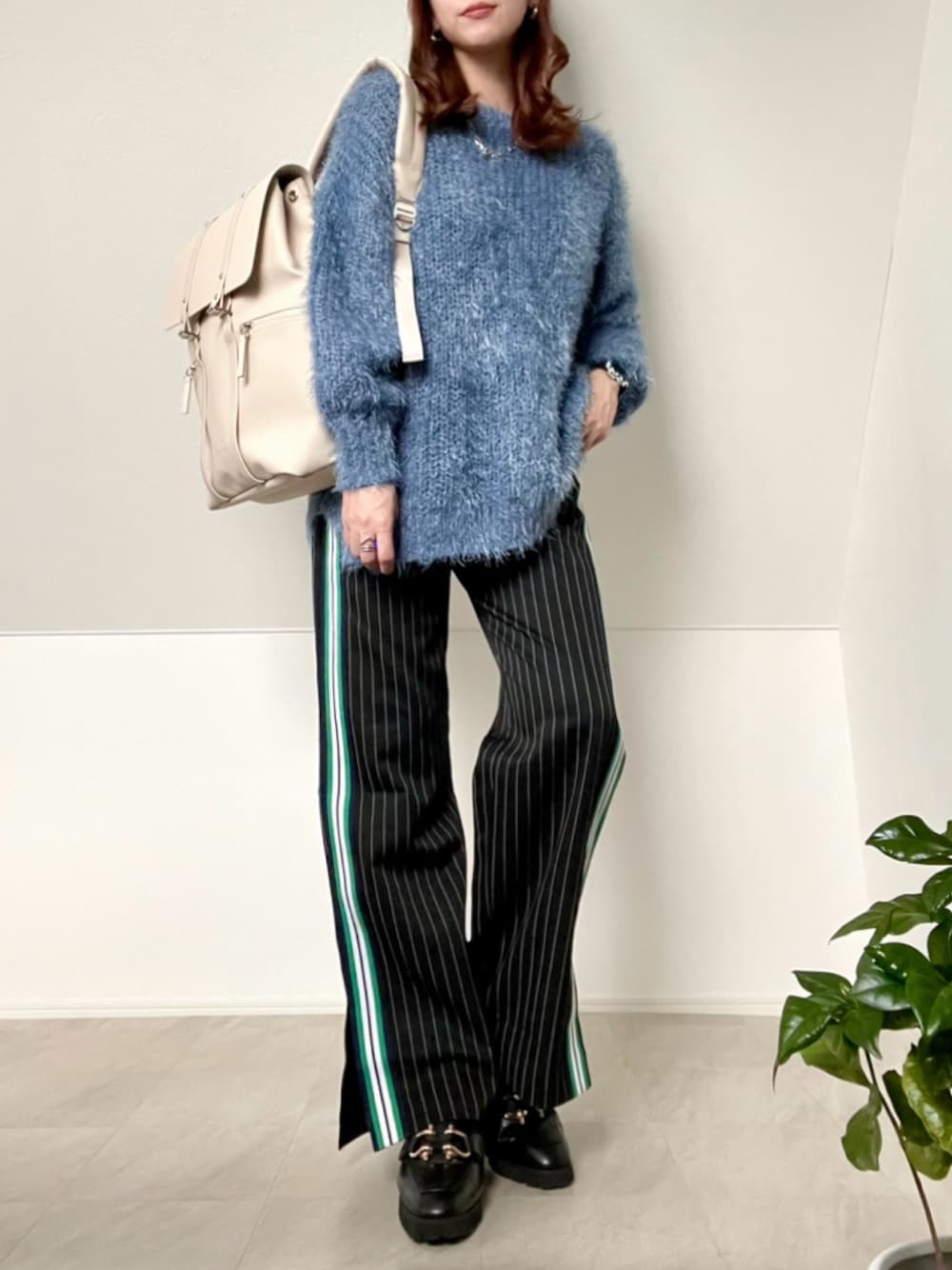 「GASTONLUGA、mivialoca、バックパック、ストライプパンツ、通勤コーデ、シャギーニット、ニット、パンツスタイル」｜「GASTON LUGAのGASTON LUGA/ガストンルーガ/Splash 2.0 - 13"（バックパック/リュック、ベージュ系）」を使った、＊𝒂𝒎𝒆𝒍𝒊𝒆𝒆＊さん（レディース・158cm）の秋コーディネートの1枚目の写真