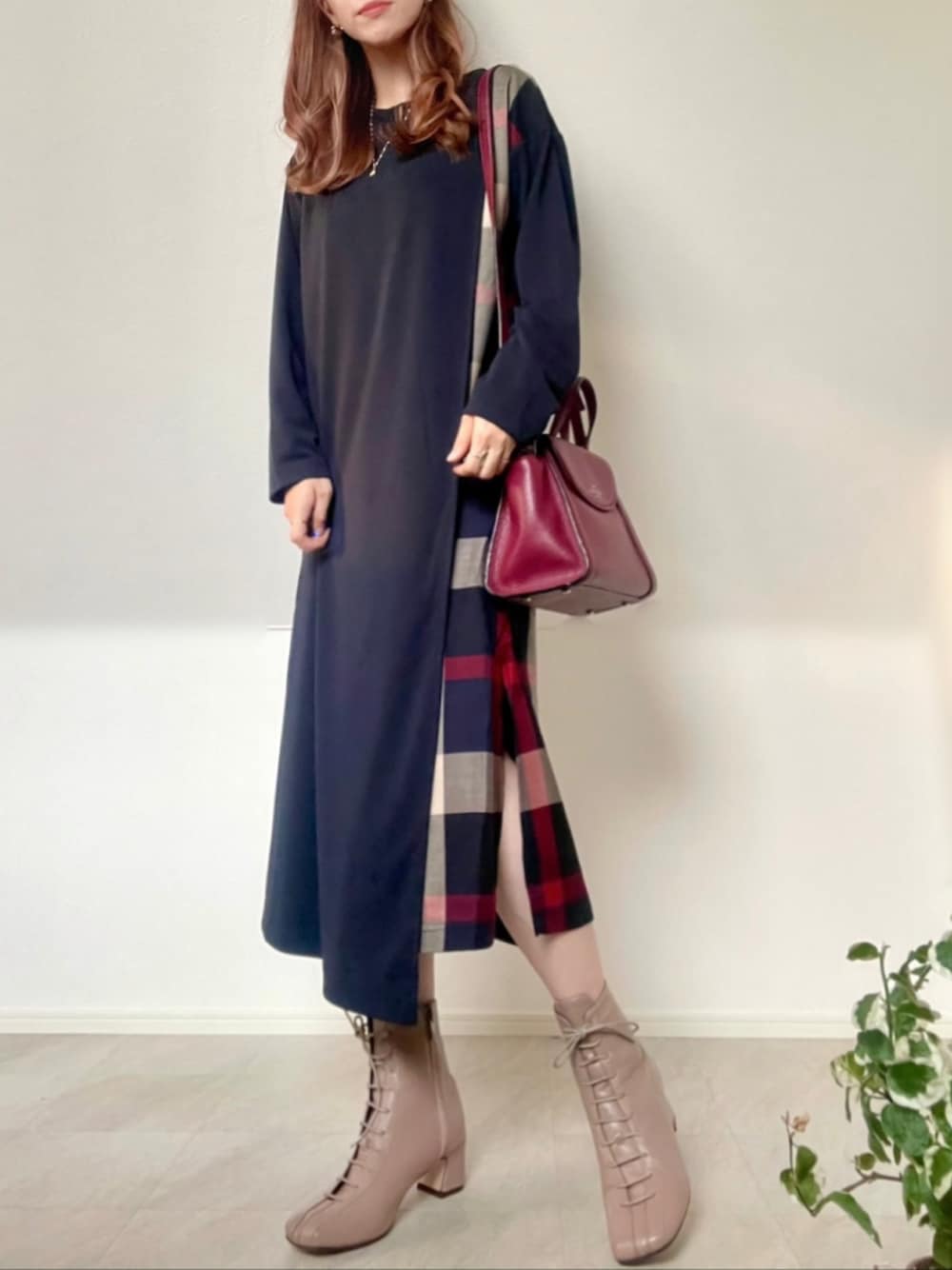 ブルー系のワンピース、レッド系のショルダーバッグ、ベージュ系のブーツを着用したレディースの秋コーディネートの1枚目の写真
