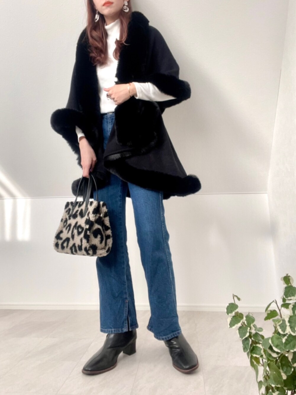 「deuxamour、ポンチョ、タートルネック、green label relaxing、デニム、パンツスタイル、スクエアバッグ、レオパード、ショートブーツ、モノトーン、きれいめカジュアル、クリスマス、大人カジュアル、シンプルコーデ、冬コーデ」｜「deux amourのフリルポンチョ（ポンチョ、ブラック系）」を使った、＊𝒂𝒎𝒆𝒍𝒊𝒆𝒆＊さん（レディース・158cm）の冬コーディネートの1枚目の写真