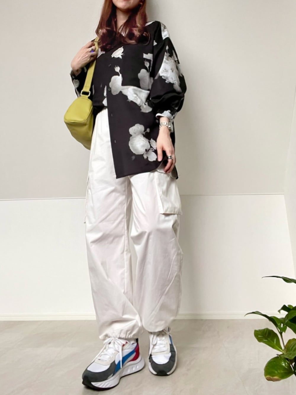 「johnscloset、ジョンズクローゼット、GU、パラシュートパンツ、カーゴパンツ、モノトーン、shein」｜「Naive magicの【a】ナチュラルストレッチ バルーンスリーブ サイドスリット 長袖総柄シャツ（シャツ/ブラウス、ブラック系）」を使った、＊𝒂𝒎𝒆𝒍𝒊𝒆𝒆＊さん（レディース・158cm）の冬コーディネートの1枚目の写真