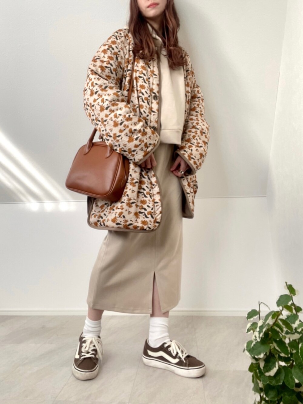 「URBAN RESEARCH、キルティング、リバーシブル、冬コーデ、セットアップ、淡色コーデ、ワントーンコーデ、スニーカー、花柄、ママコーデ、シンプルコーデ、カジュアル、ラフ、ゆるコーデ、ラクチンコーデ」｜「UR Lab.のUR Lab.　柄リバーシブルキルティングブルゾン（ダウンジャケット/コート、ベージュ系）」を使った、＊𝒂𝒎𝒆𝒍𝒊𝒆𝒆＊さん（レディース・158cm）の冬コーディネートの1枚目の写真