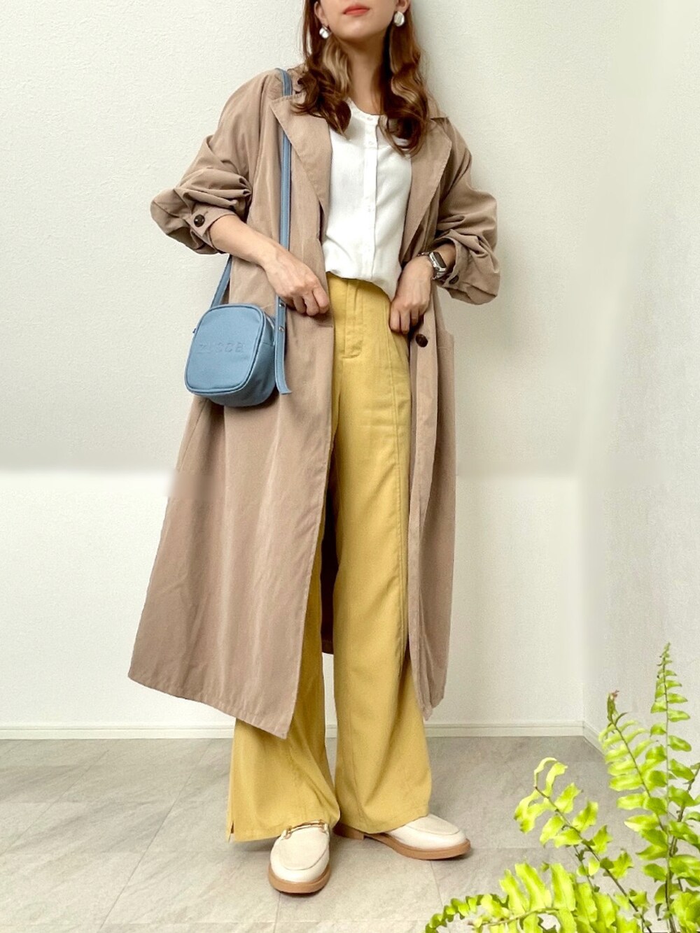 「riberry、トレンチコート、春コーデ、zucca、カラーパンツ、ミニバッグ、春アウター、パステルカラー、春服みてみて、きれいめカジュアル、通勤コーデ、ANGIE VINTAGE、ローファー」｜「Riberryのラグランボリューム袖トレンチコート（トレンチコート、ベージュ系）」を使った、＊𝒂𝒎𝒆𝒍𝒊𝒆𝒆＊さん（レディース・158cm）の春コーディネートの1枚目の写真