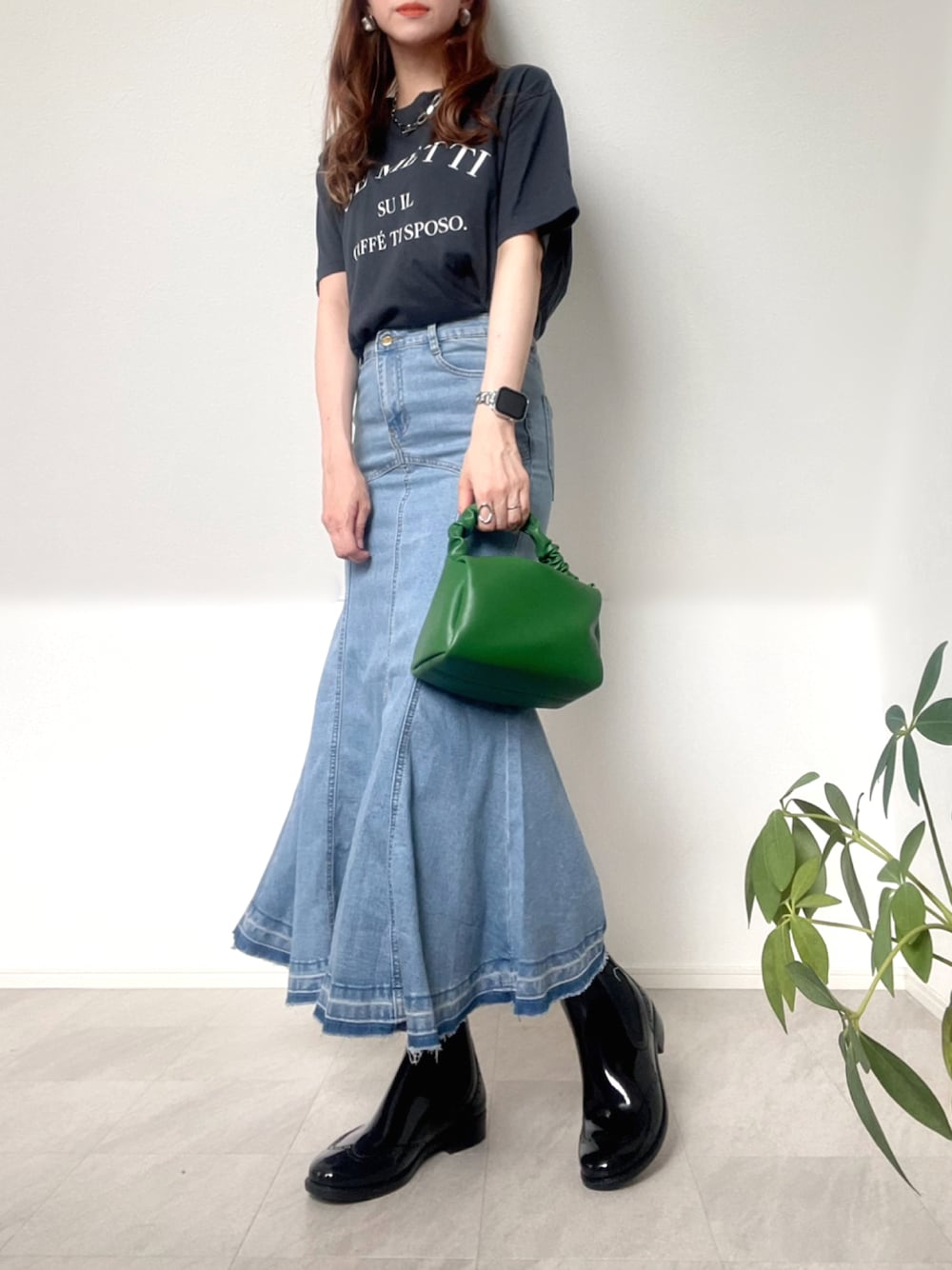 「riberry、ロゴT、マーメイドスカート、大人カジュアル、オトナカジュアル、雨の日コーデ、レインブーツ、Traditional Weatherwear、deuxamour、カラーコーデ、Tシャツ、ママコーデ、デニム、モノトーン」｜「RiberryのSE METTI シンプルロゴT（Tシャツ/カットソー、その他）」を使った、＊𝒂𝒎𝒆𝒍𝒊𝒆𝒆＊さん（レディース・158cm）の夏コーディネートの1枚目の写真