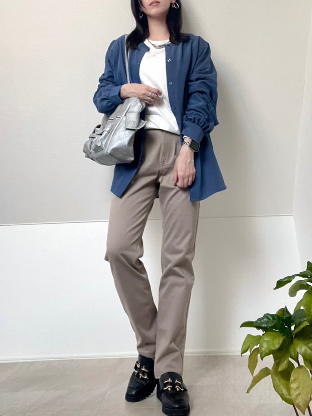 ホワイト系のTシャツ/カットソー、シルバー系のボストンバッグ、ブルー系のシャツ/ブラウスを着用したレディースの秋コーディネートの1枚目の写真