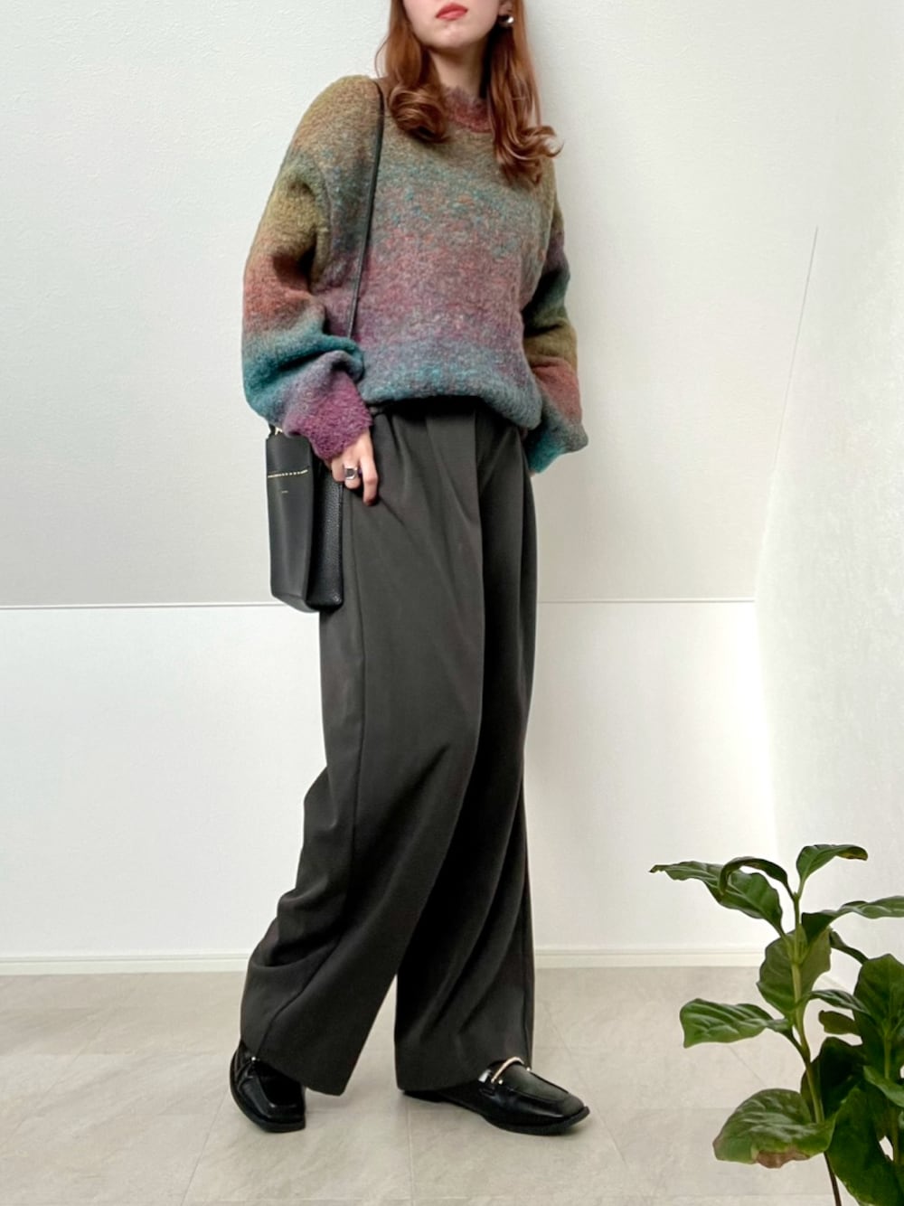 その他のニット/セーター、グレー系のその他パンツ、ブラック系のローファーを着用したレディースの冬コーディネートの1枚目の写真