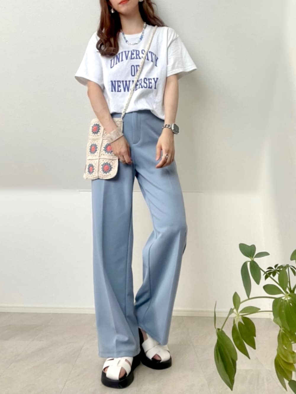 ホワイト系のTシャツ/カットソー、ホワイト系のショルダーバッグ、ホワイト系のサンダルを着用したレディースの夏コーディネートの1枚目の写真