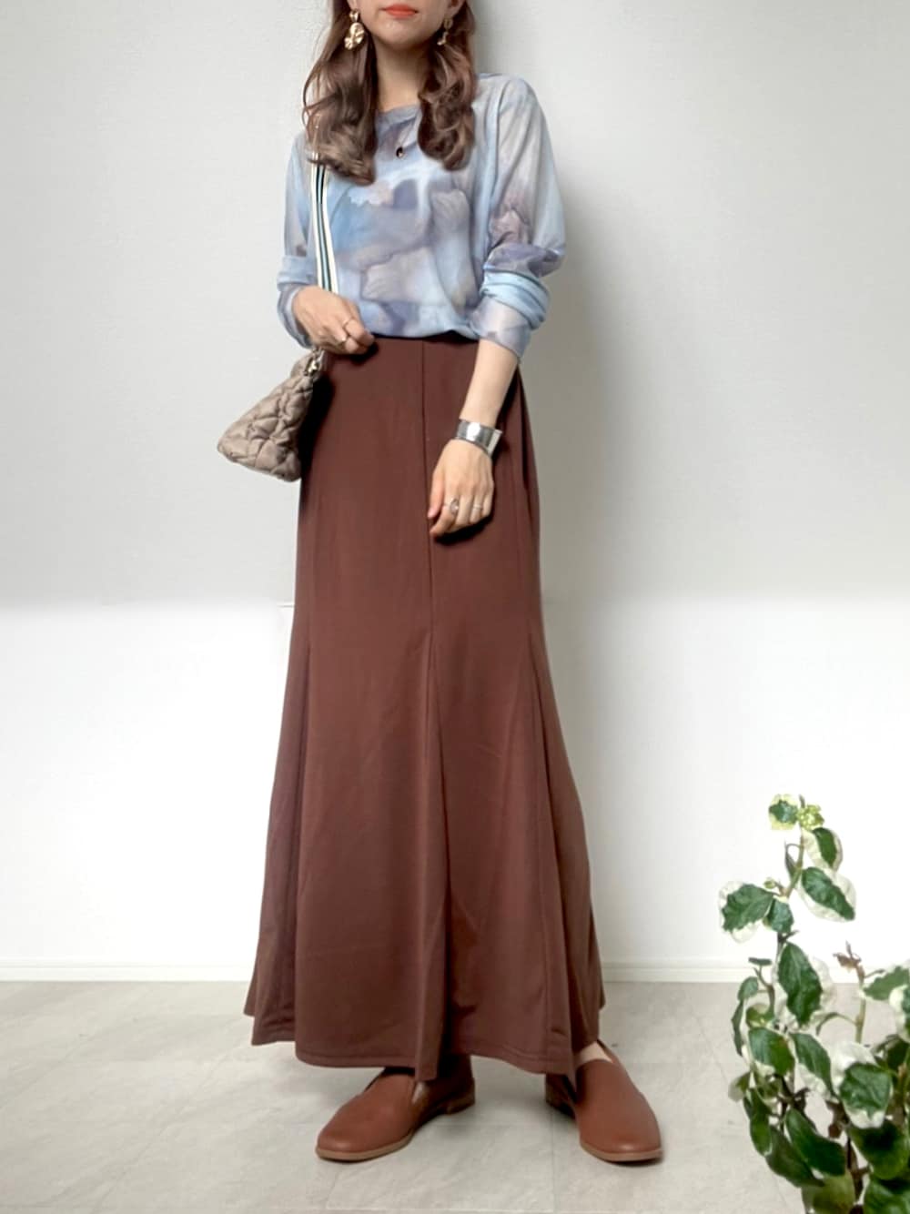 「riberry、マーメイドスカート、シアーシャツ、clarks、Q♥︎、大人カジュアル、きれいめカジュアル、秋カラー、今日のコーデ」｜「Riberryのマーメイドロングスカート（スカート、ブラウン系）」を使った、＊𝒂𝒎𝒆𝒍𝒊𝒆𝒆＊さん（レディース・158cm）の秋コーディネートの1枚目の写真