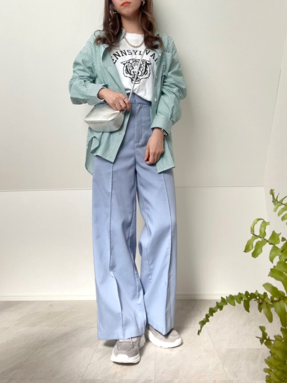 「ANGIE VINTAGE、RODE SKO、しまむら、シャツスタイル、ロゴT、カジュアル、スニーカー、オトナカジュアル、シンプルコーデ、パンツコーデ、ラフ、春コーデ、ダッドスニーカー」｜「ANGIEのGILDANカレッジロゴオーバーサイズロンT（Tシャツ/カットソー、ホワイト系）」を使った、＊𝒂𝒎𝒆𝒍𝒊𝒆𝒆＊さん（レディース・158cm）の冬コーディネートの1枚目の写真