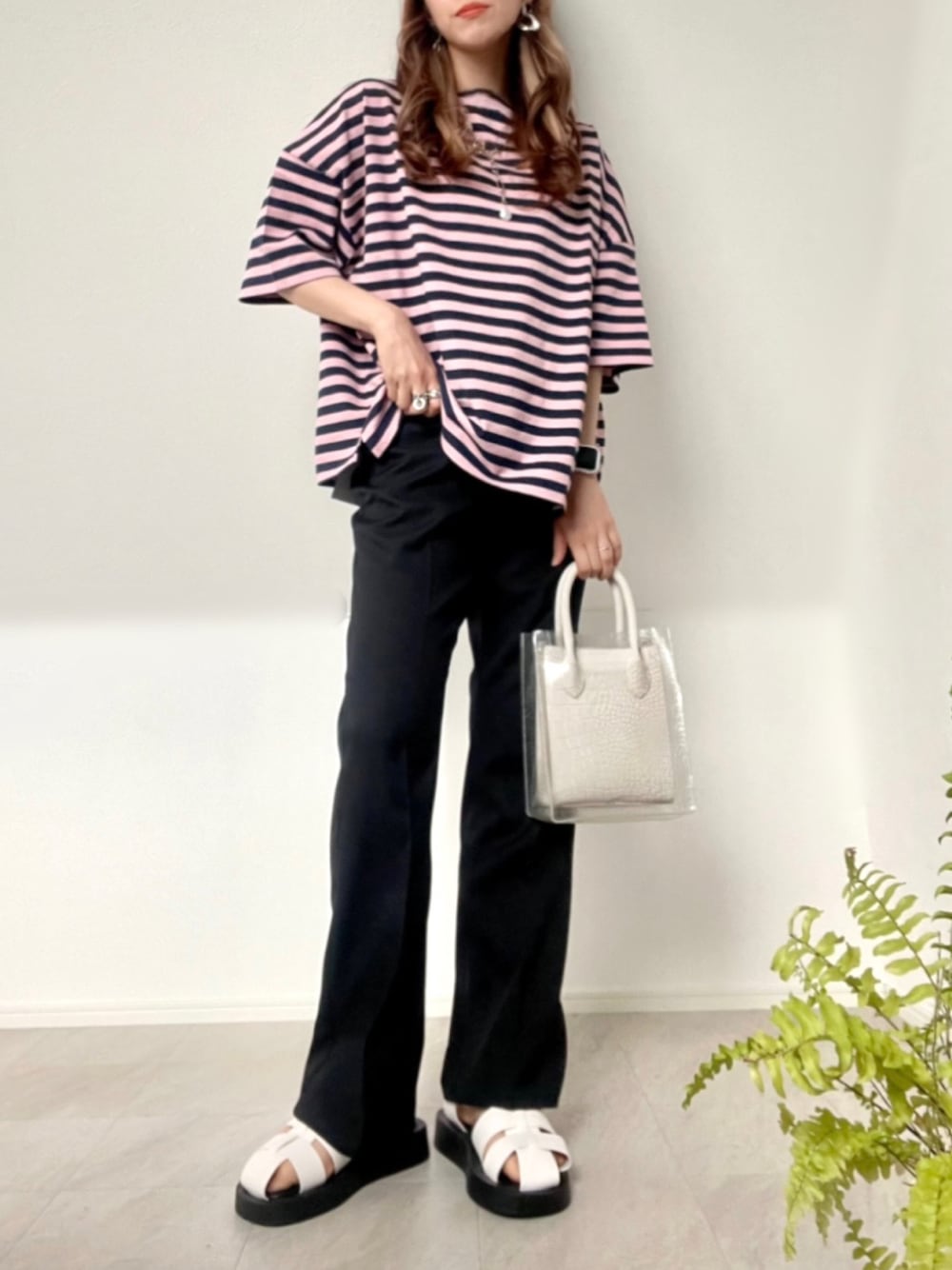 「chacocloset、チャコクローゼット、ボーダーコーデ、ボーダーTシャツ、Wrangler、パンツスタイル、グルカサンダル」｜「Chaco closetのオーバーサイズ ボーダー半袖Tシャツ（Tシャツ/カットソー、ピンク系）」を使った、＊𝒂𝒎𝒆𝒍𝒊𝒆𝒆＊さん（レディース・158cm）の春コーディネートの1枚目の写真