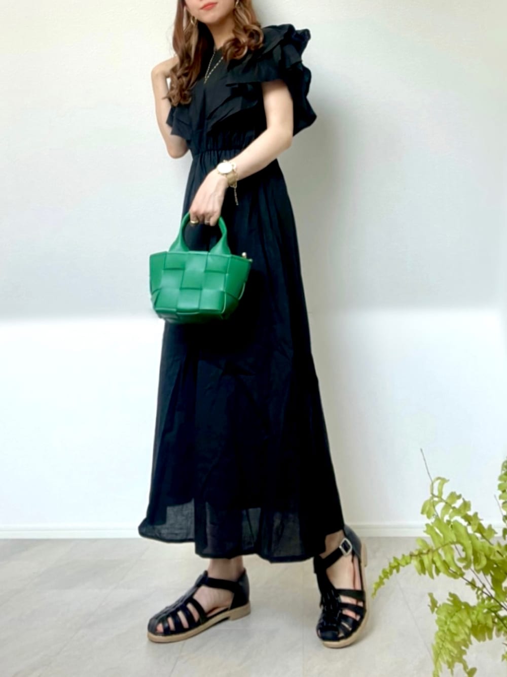 「deuxamour、Nordgreen、腕時計、riberry、モノトーン、ごきげんウィーク、オトナカジュアル、グルカサンダル、オトナカワイイ、ワンピース、きれいめカジュアル、キレイめ、グリーン、お出かけコーデ、大人コーデ」｜「deux amourのフリルワンピース（チュニック、ブラック系）」を使った、＊𝒂𝒎𝒆𝒍𝒊𝒆𝒆＊さん（レディース・158cm）の春コーディネートの1枚目の写真