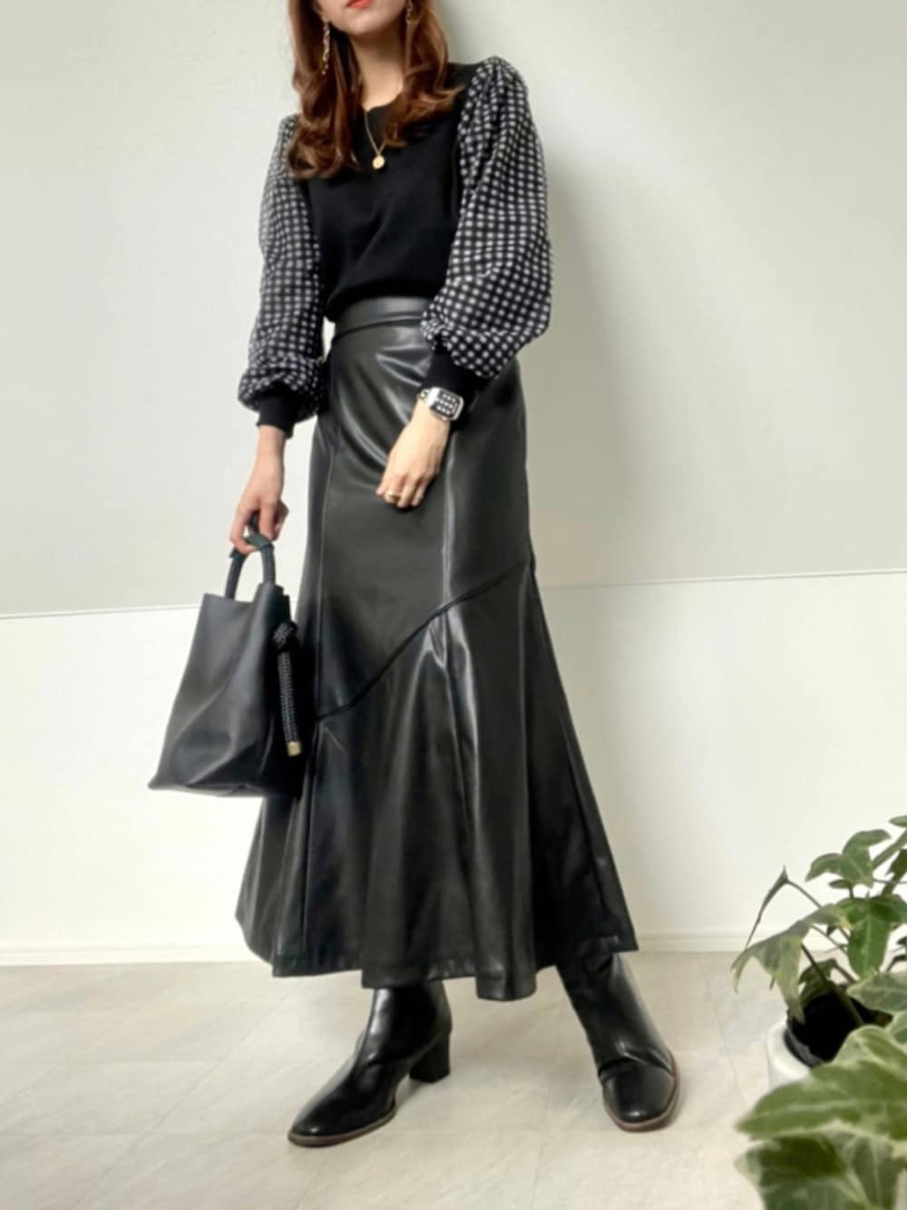 「シンプル、ブラック、ワントーンコーデ、レザースカート、ショートブーツ、モノトーン、大人コーデ、モード、シンプルコーデ、低身長、オトナカジュアル、COTORICA.、deuxamour、だから秋服が好き、CENE」｜「deux amourの袖チエックカットソー（Tシャツ/カットソー、ブラック系）」を使った、＊𝒂𝒎𝒆𝒍𝒊𝒆𝒆＊さん（レディース・158cm）の秋コーディネートの1枚目の写真