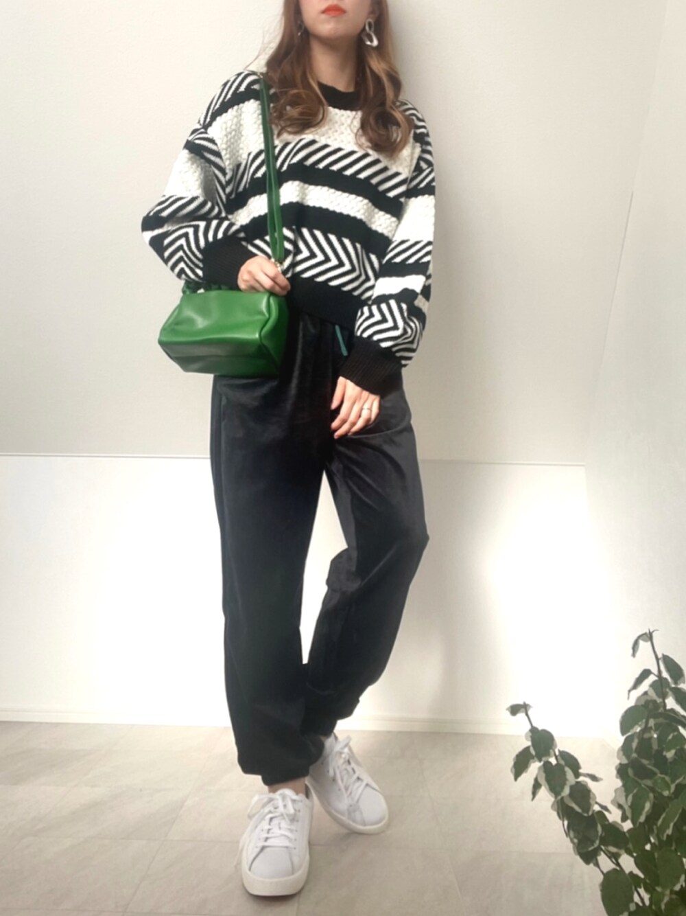 「anown、アノン、スウェットパンツ、スウェット、しまむら、ニット、モノトーン、シンプル、白スニーカー、スニーカーコーデ、deuxamour、大人カジュアル、ラフ、ママコーデ」｜「anownの配色スピンドル　ベロアジョガーパンツ【ファッションインフルエンサー yoshinariami × anown 限定コラボ】（その他パンツ、ブラック系）」を使った、＊𝒂𝒎𝒆𝒍𝒊𝒆𝒆＊さん（レディース・158cm）の冬コーディネートの1枚目の写真