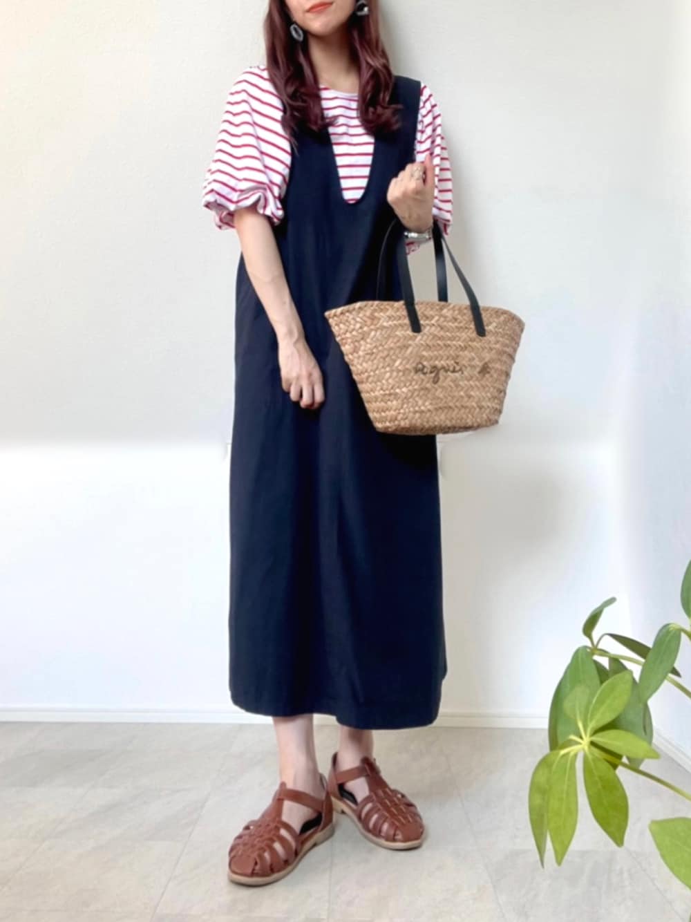 レッド系のTシャツ/カットソー、ブルー系のワンピース、ブラック系のかごバッグを着用したレディースの夏コーディネートの1枚目の写真