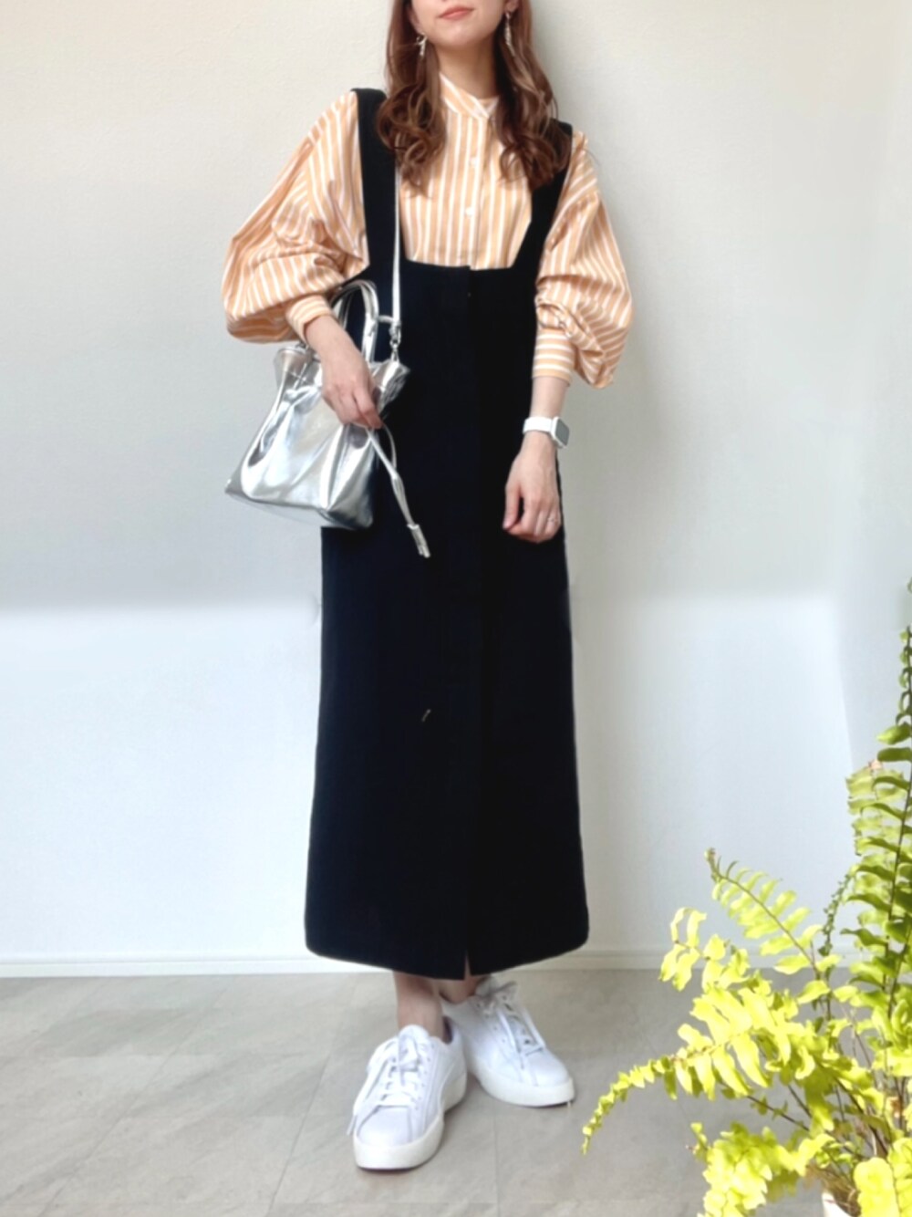 「ANGIE VINTAGE、ITEMS URBANRESEARCH、大人カジュアル、ジャンパースカート、サロペットスカート、GRL、カラーコーデ、ボリューム袖、きれいめカジュアル、ママコーデ、シャツスタイル、春コーデ、スニーカー、白スニーカー、ストライプ」｜「ITEMS URBANRESEARCHの2WAYジャンスカ（ジャンパースカート、ブラック系）」を使った、＊𝒂𝒎𝒆𝒍𝒊𝒆𝒆＊さん（レディース・158cm）の春コーディネートの1枚目の写真