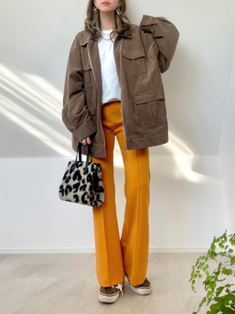 ブラウン系のブルゾン、イエロー系のその他パンツ、ブラウン系のスニーカーを着用したレディースの秋コーディネートの1枚目の写真