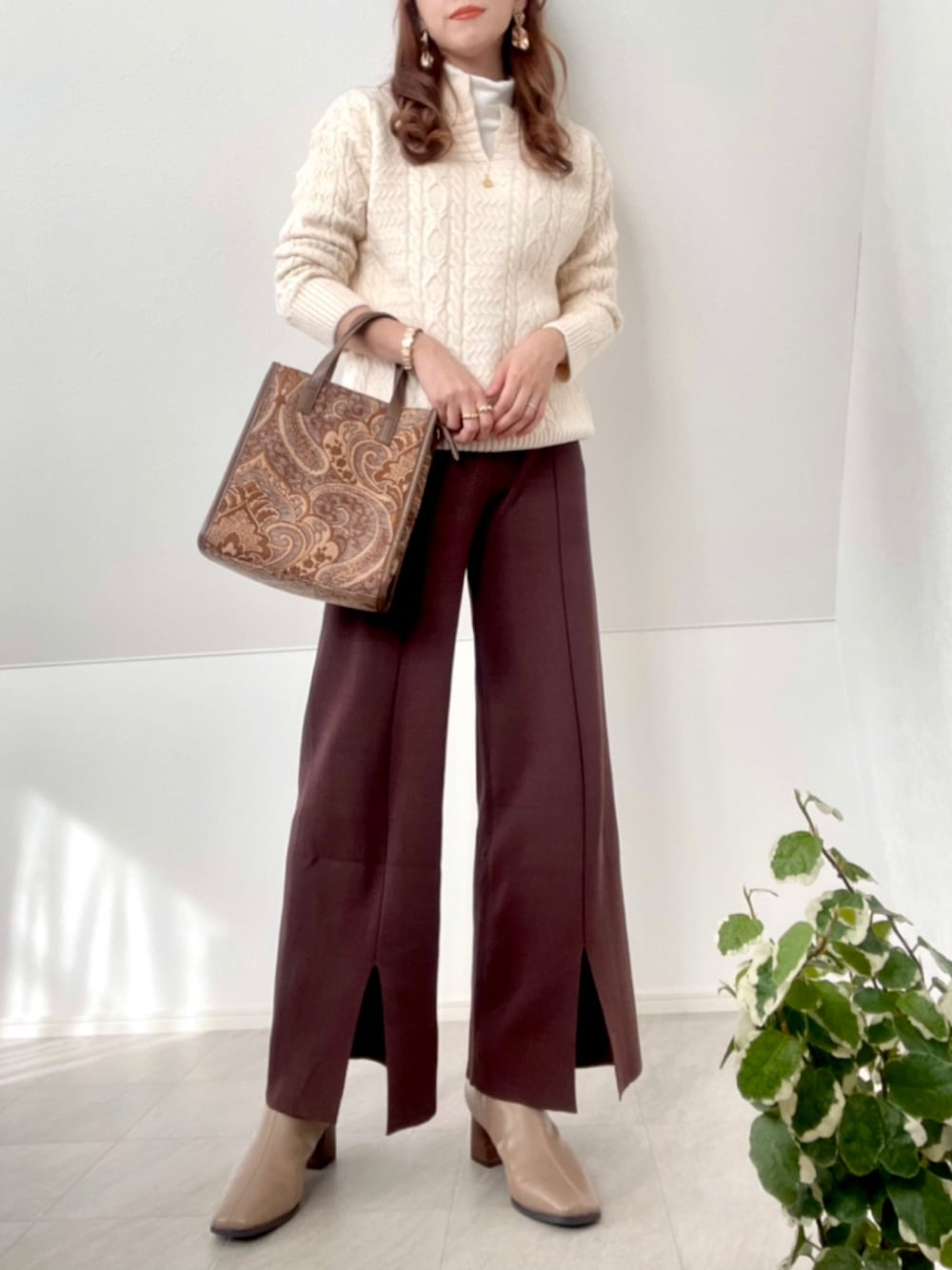 「ニット、セットアップ、シンプル、ケーブルニット、ショートブーツ、タートルネック、ニットパンツ、フレアパンツ、シンプルコーデ、green label relaxing、ママコーデ、スクエアバッグ、ALTROSE、AmbreNeige、プチプラ」｜「Ambre Neigeの2周年セット（Vネックニット×ニットパンツ）／【WEB/EC限定商品】（セットアップ、ホワイト系）」を使った、＊𝒂𝒎𝒆𝒍𝒊𝒆𝒆＊さん（レディース・158cm）の秋コーディネートの1枚目の写真
