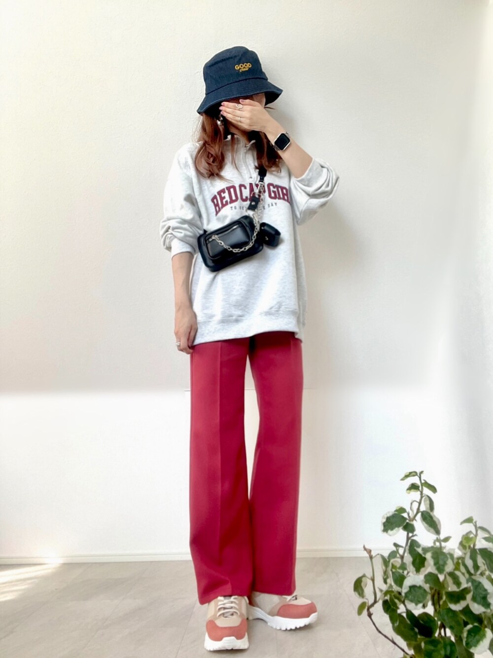 「johnscloset、ジョンズクローゼット、redcapgirl、deuxamour、スウェット、ラクチンコーデ、ラフ、ユニセックス、ジェンダーレス、ミニバッグ、noyau、ダッドスニーカー、バケットハット、ストリート、韓国ファッション」｜「Red Cap Girlの【a-r】裏毛RCGフロントワッペン バックプリント ハーフZIPプルオーバー（スウェット、グレー系）」を使った、＊𝒂𝒎𝒆𝒍𝒊𝒆𝒆＊さん（レディース・158cm）の秋コーディネートの1枚目の写真