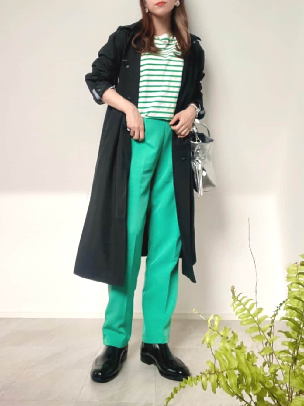 「Traditional Weatherwear、レインコート、レインブーツ、雨の日コーデ、しまむら、chacocloset、カラーパンツ、ボーダー、グリーン、GRL、パンツスタイル、オトナカジュアル、カラーコーデ、大人カジュアル、通勤コーデ」｜「Traditional WeatherwearのPENRITH RAIN PACKABLE / パッカブルレインコート（レインコート/ポンチョ、ブラック系）」を使った、＊𝒂𝒎𝒆𝒍𝒊𝒆𝒆＊さん（レディース・158cm）の春コーディネートの1枚目の写真