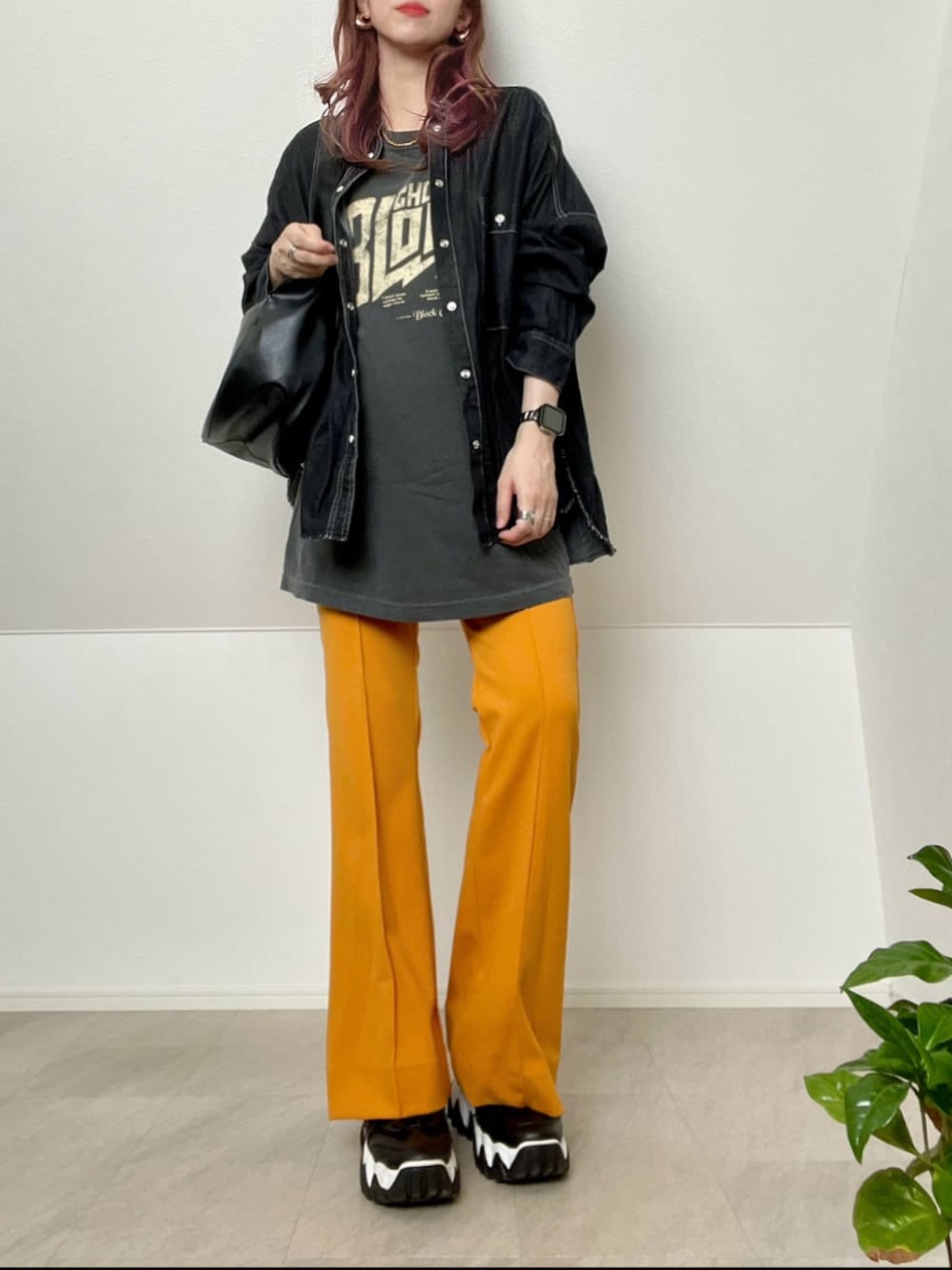 ブラック系のTシャツ/カットソー、イエロー系のその他パンツ、ブラック系のショルダーバッグを着用したレディースの秋コーディネートの1枚目の写真